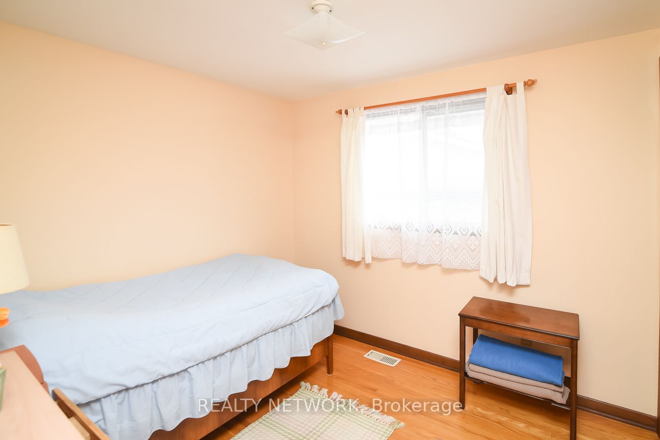 87 Roehampton Ave