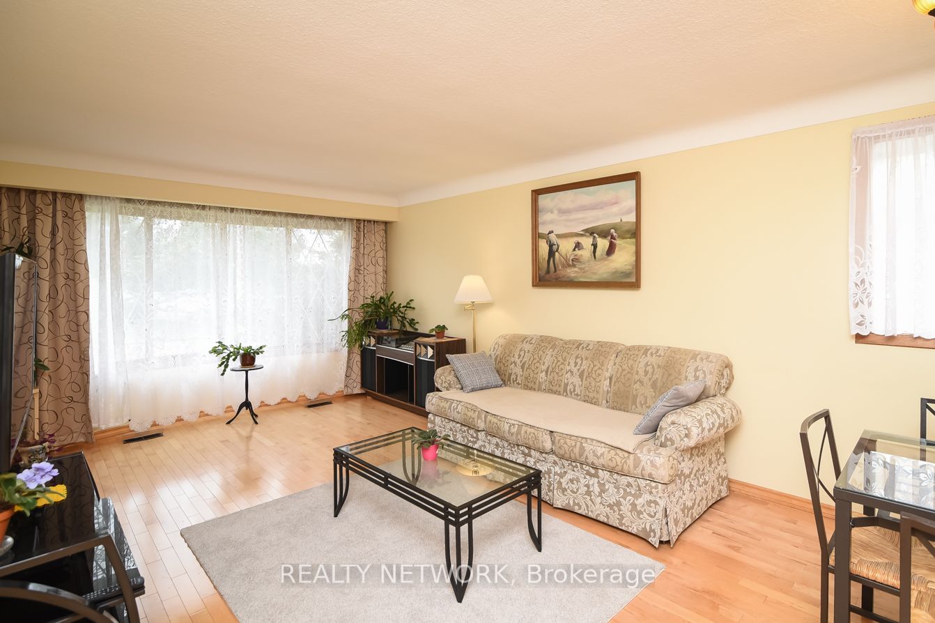 87 Roehampton Ave