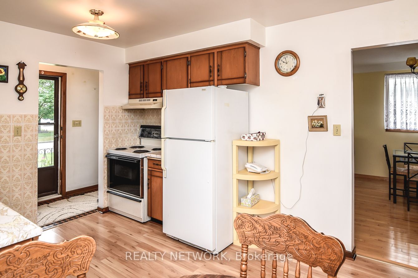 87 Roehampton Ave