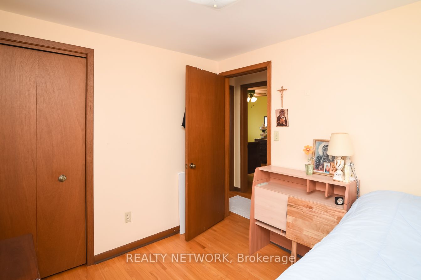 87 Roehampton Ave