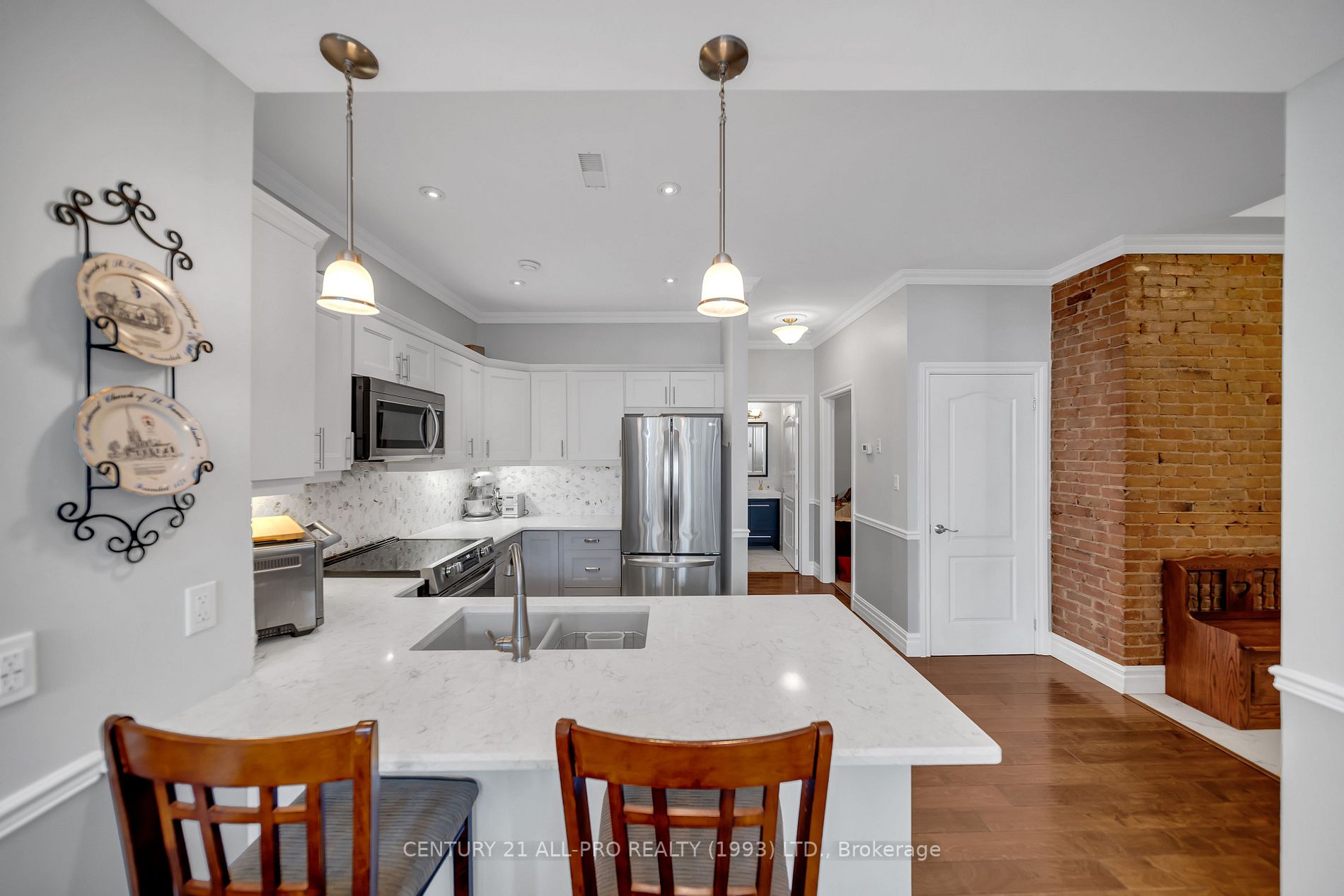 323 George St W, #207