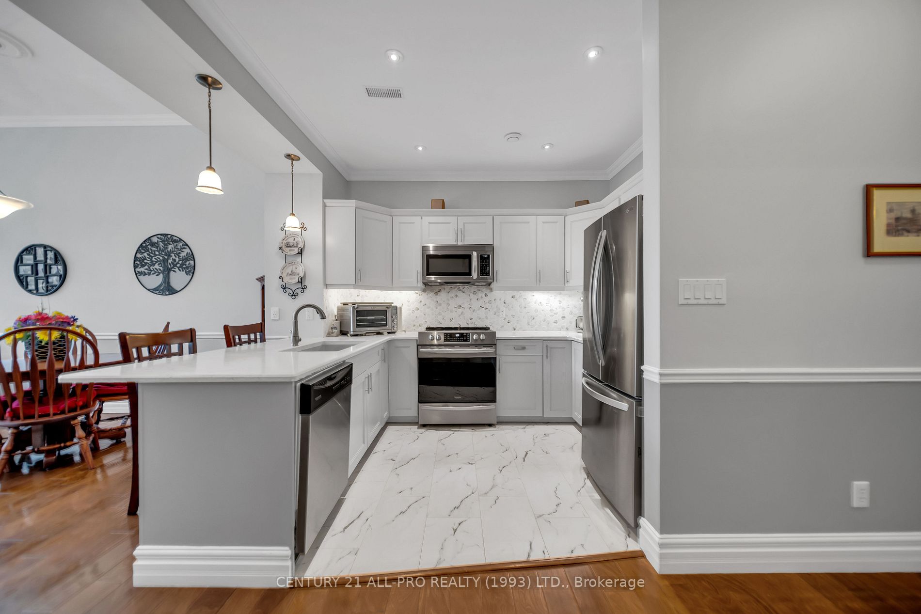 323 George St W, #207