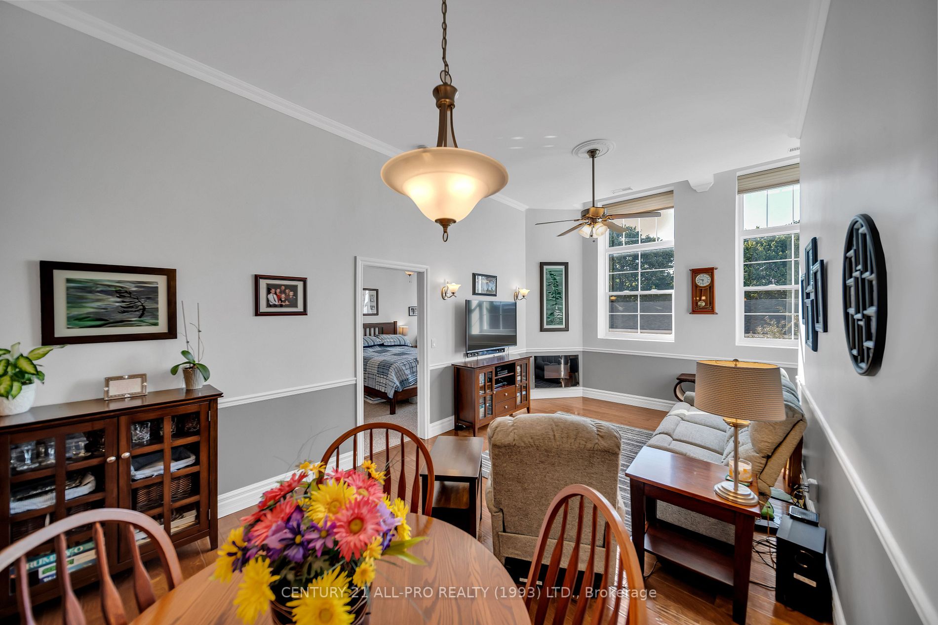 323 George St W, #207