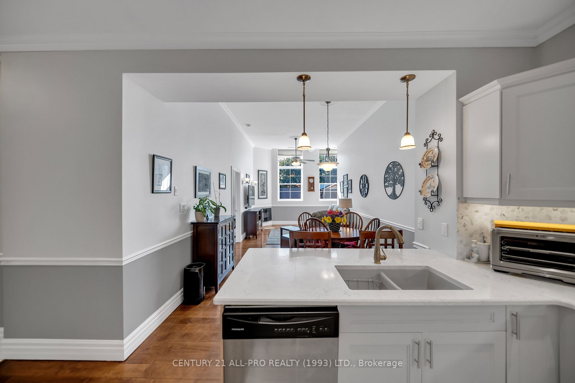 323 George St W, #207