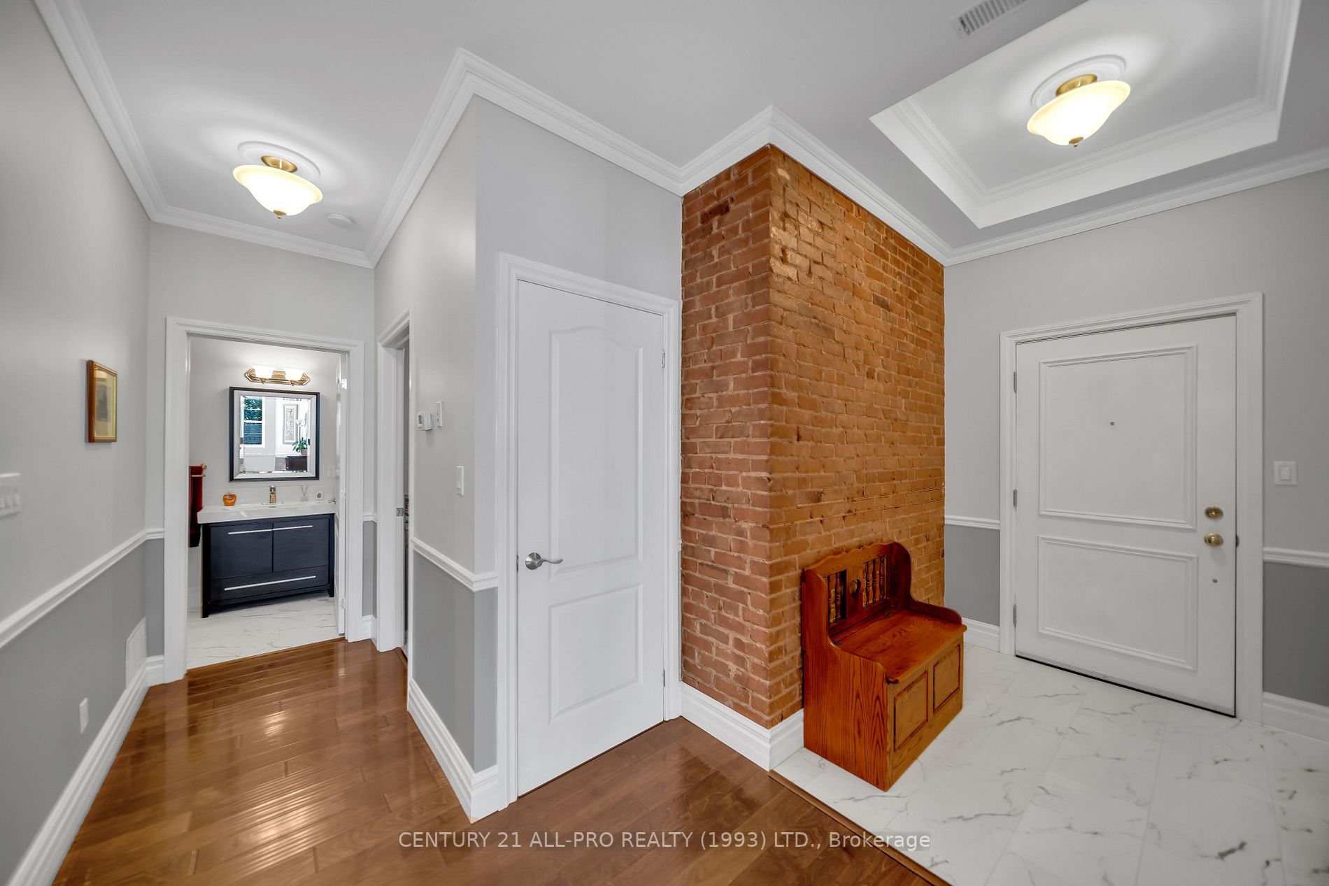 323 George St W, #207