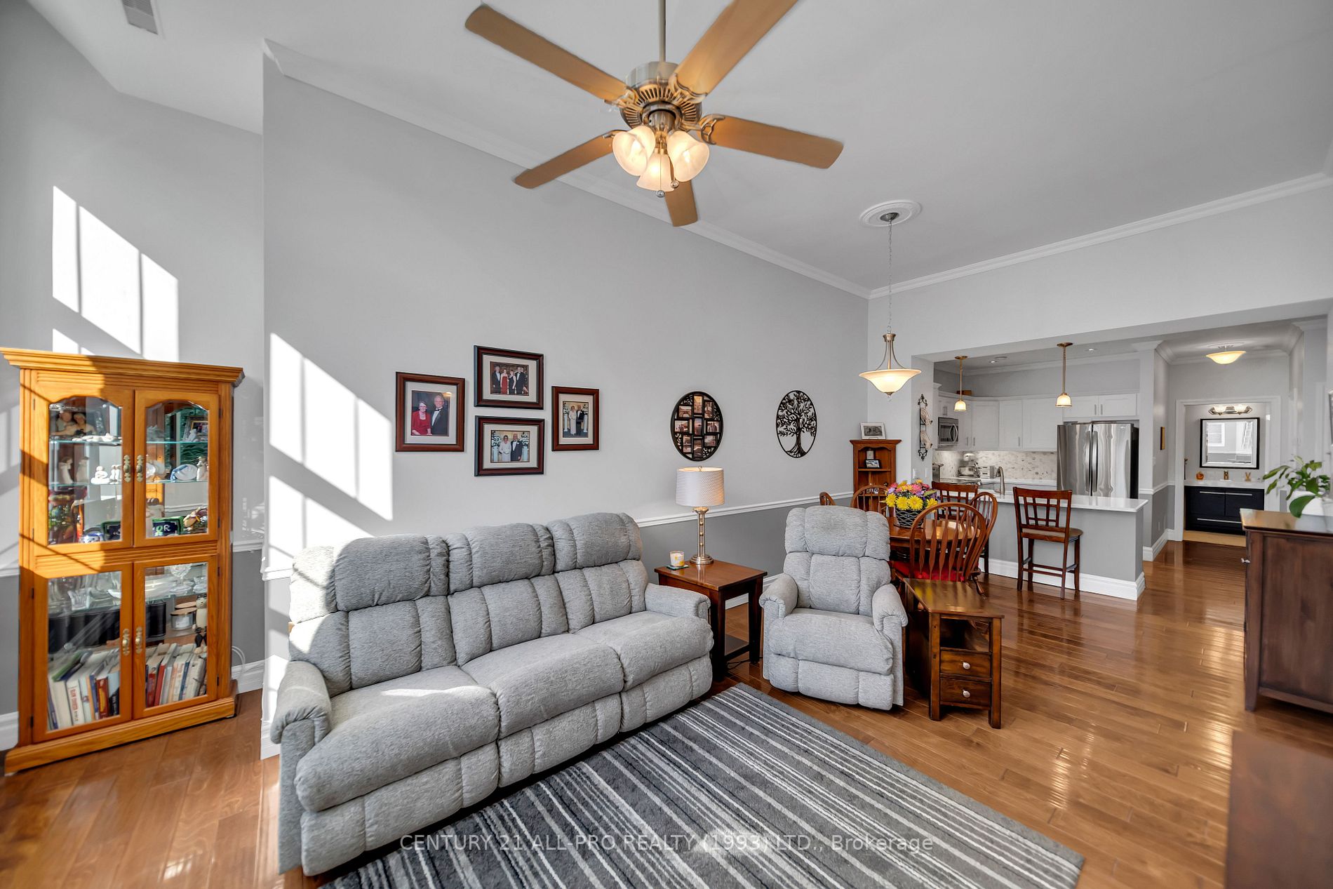 323 George St W, #207