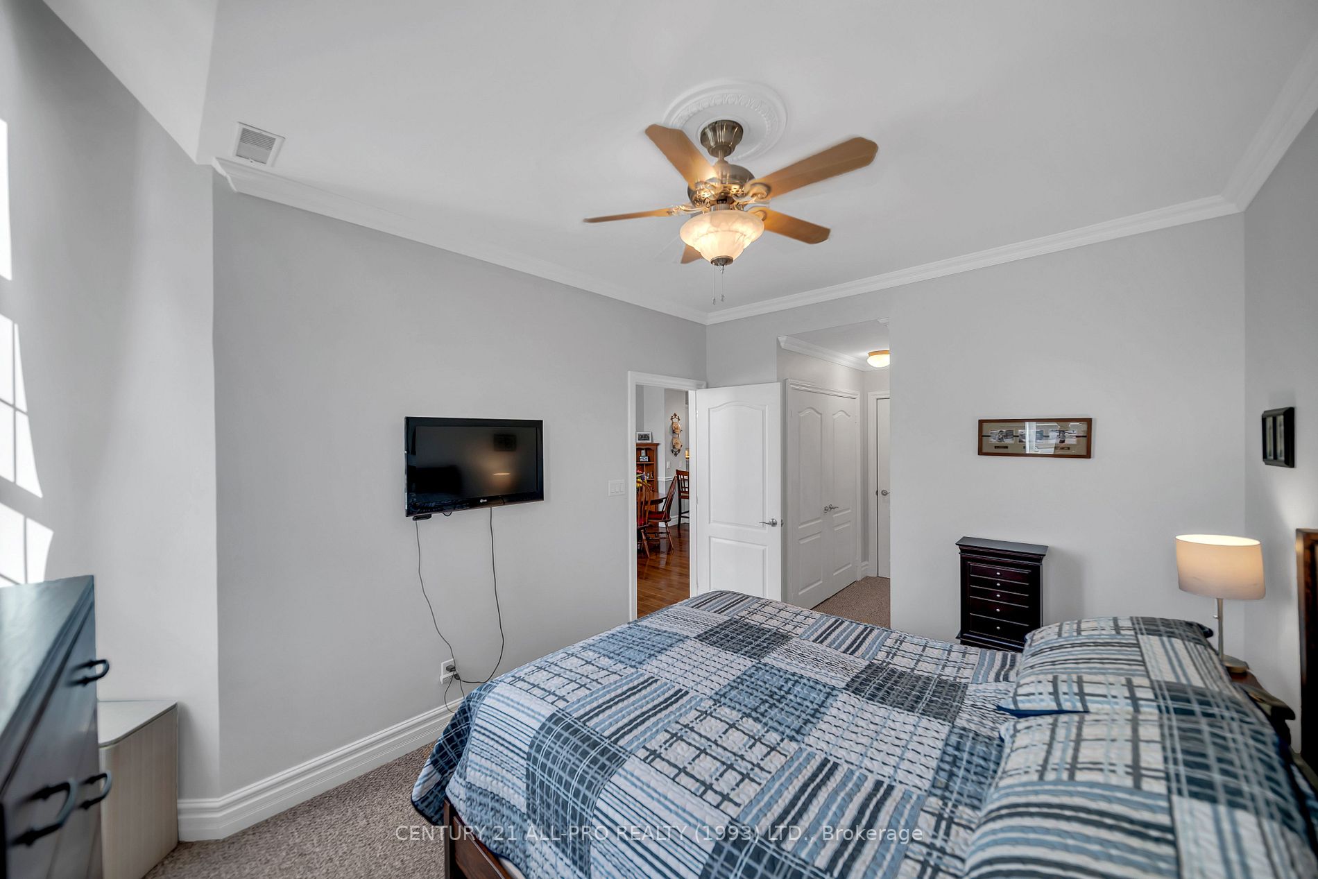 323 George St W, #207