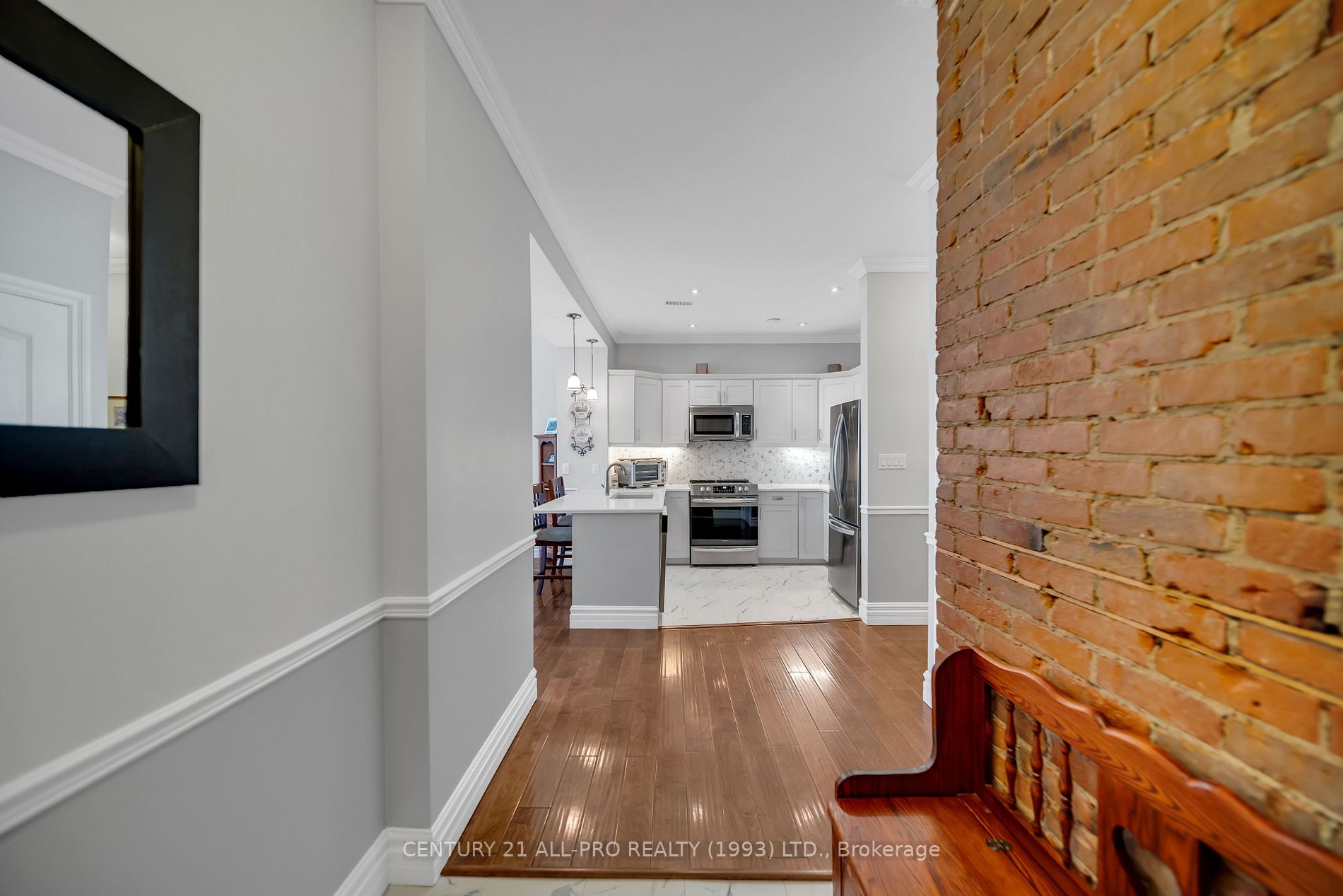 323 George St W, #207