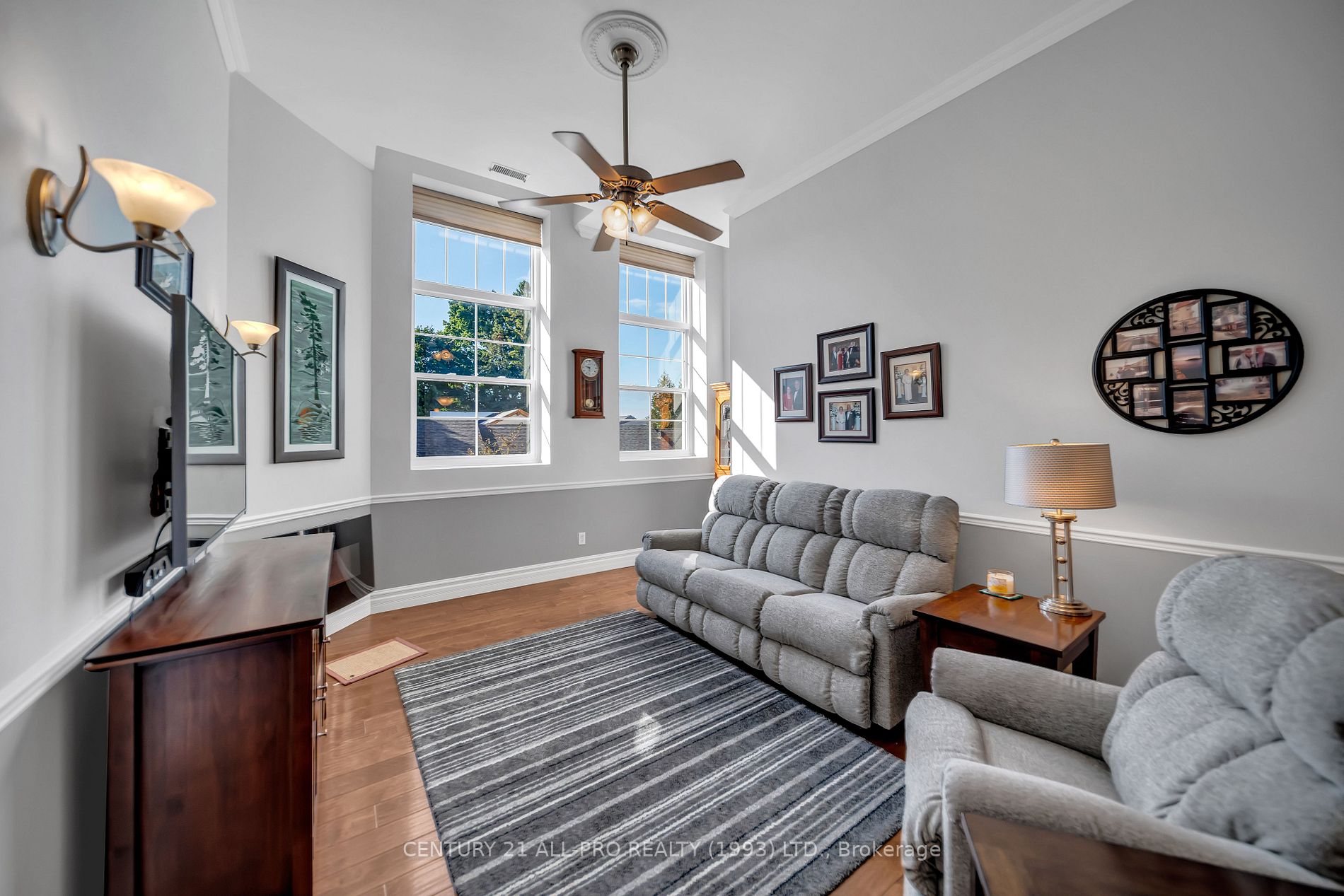 323 George St W, #207