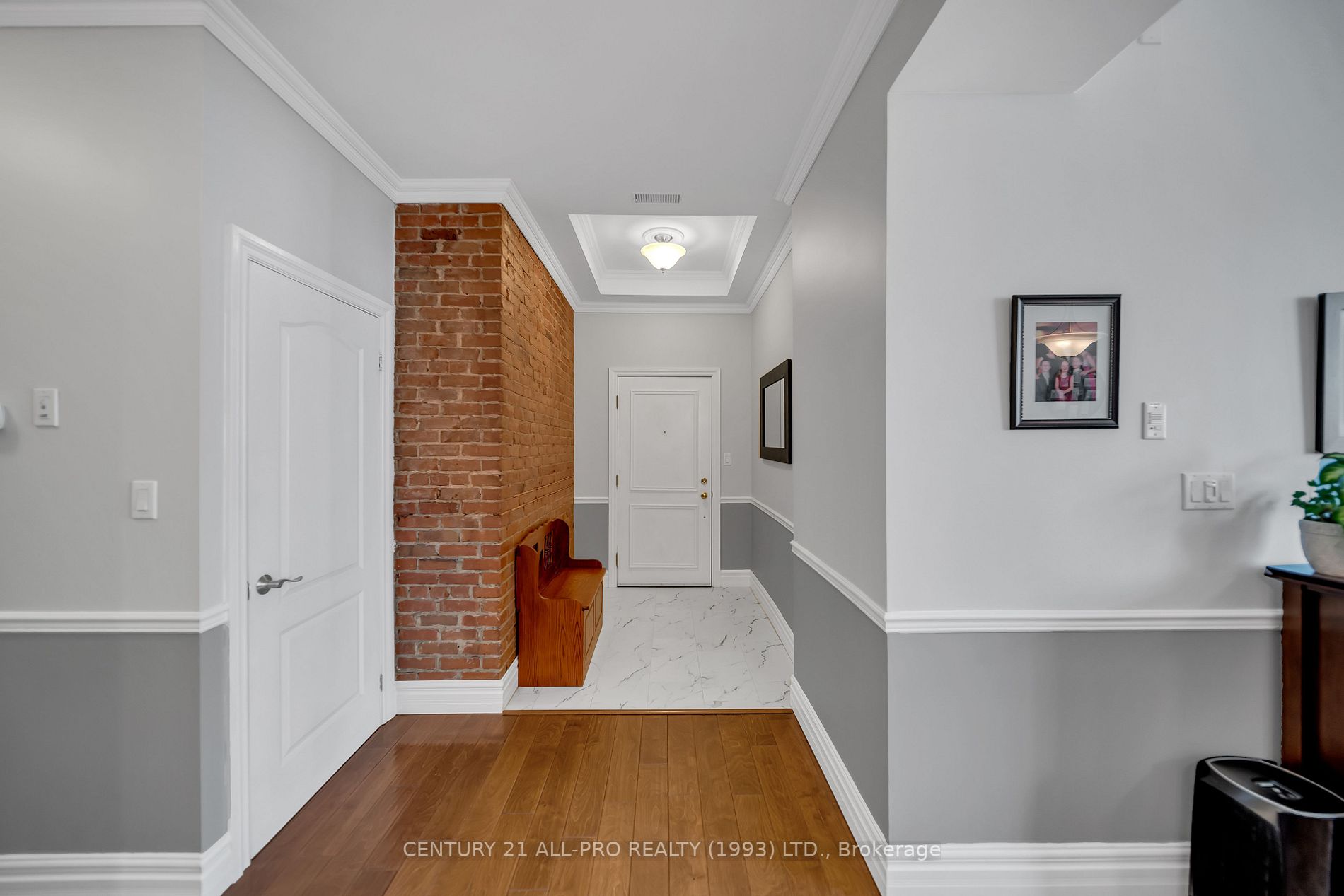 323 George St W, #207