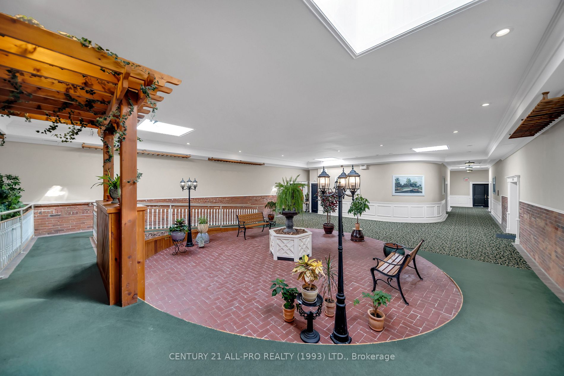 323 George St W, #207