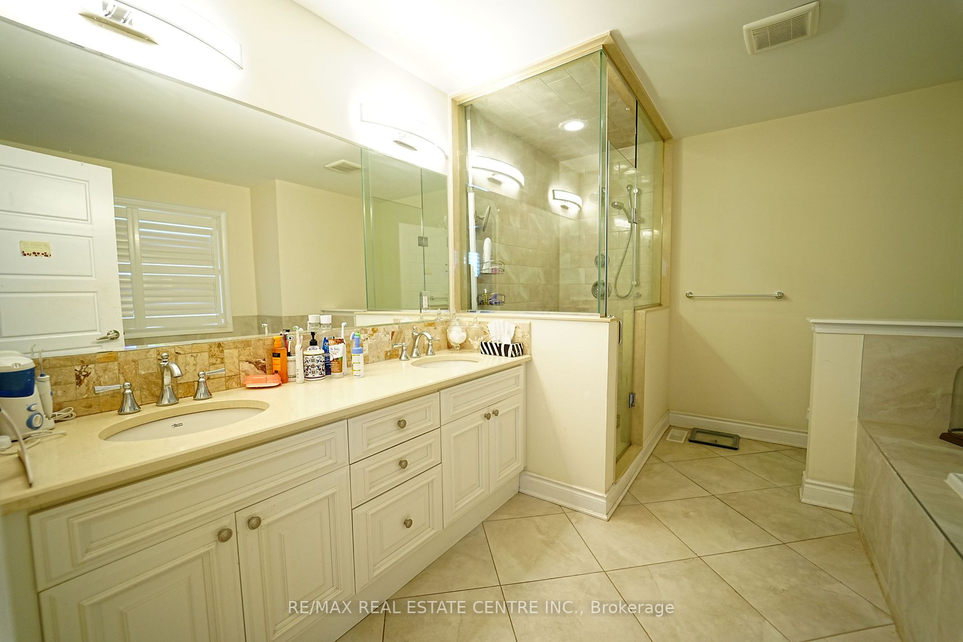 162 Stillwater Cres