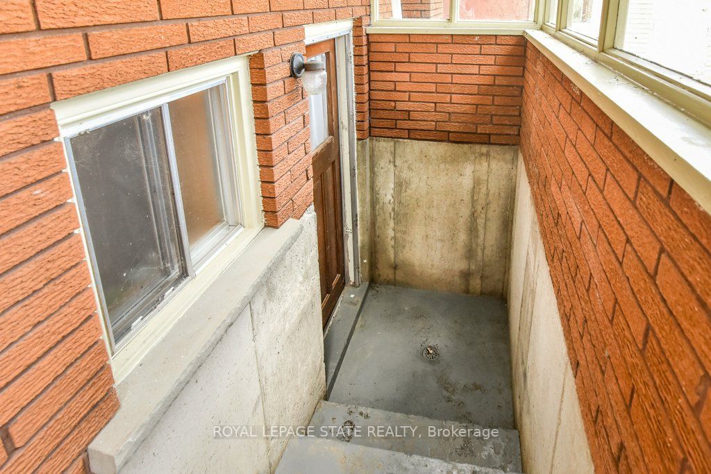 64 Farringford Dr