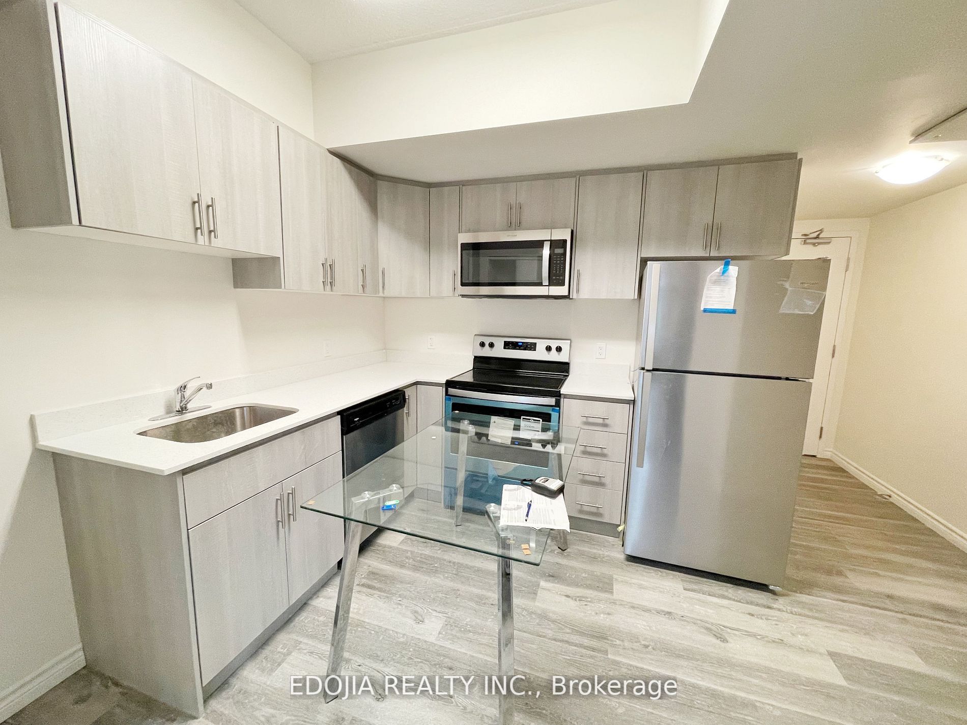 246 Lester Street, #608