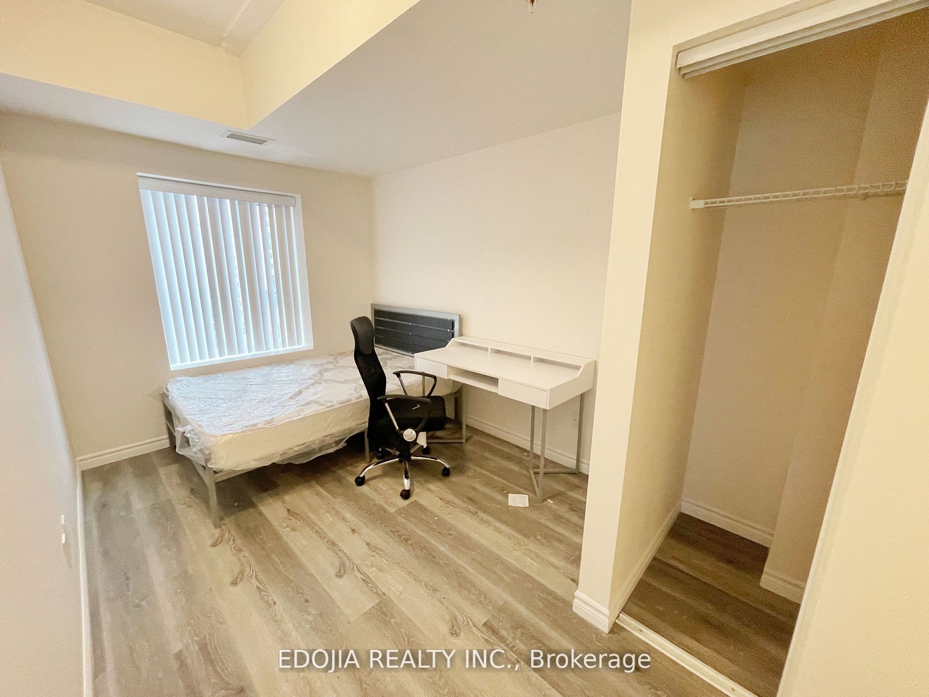 246 Lester Street, #608