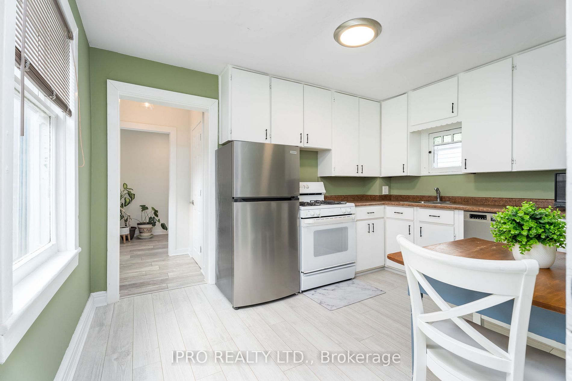 235 Victoria Rd S