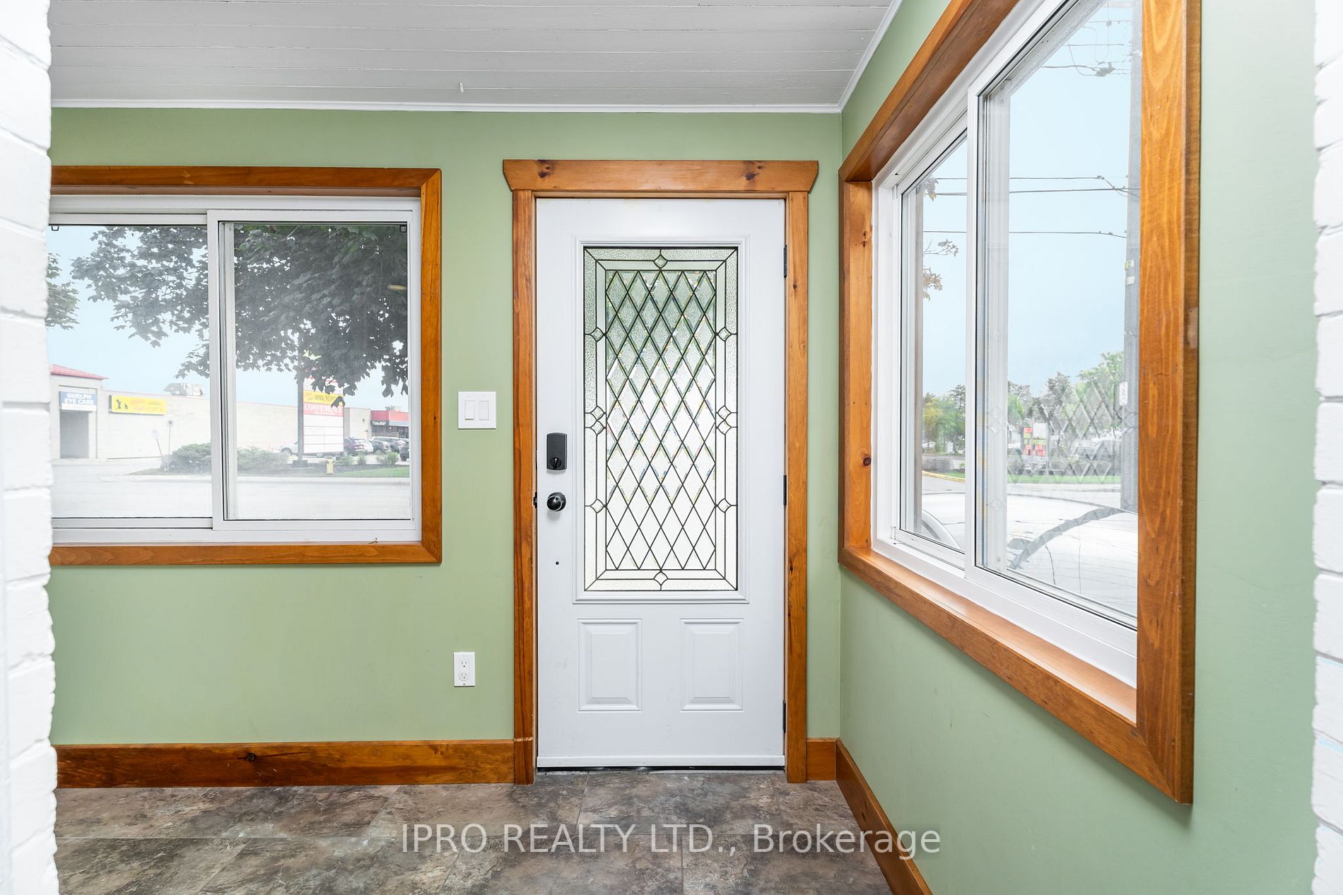 235 Victoria Rd S