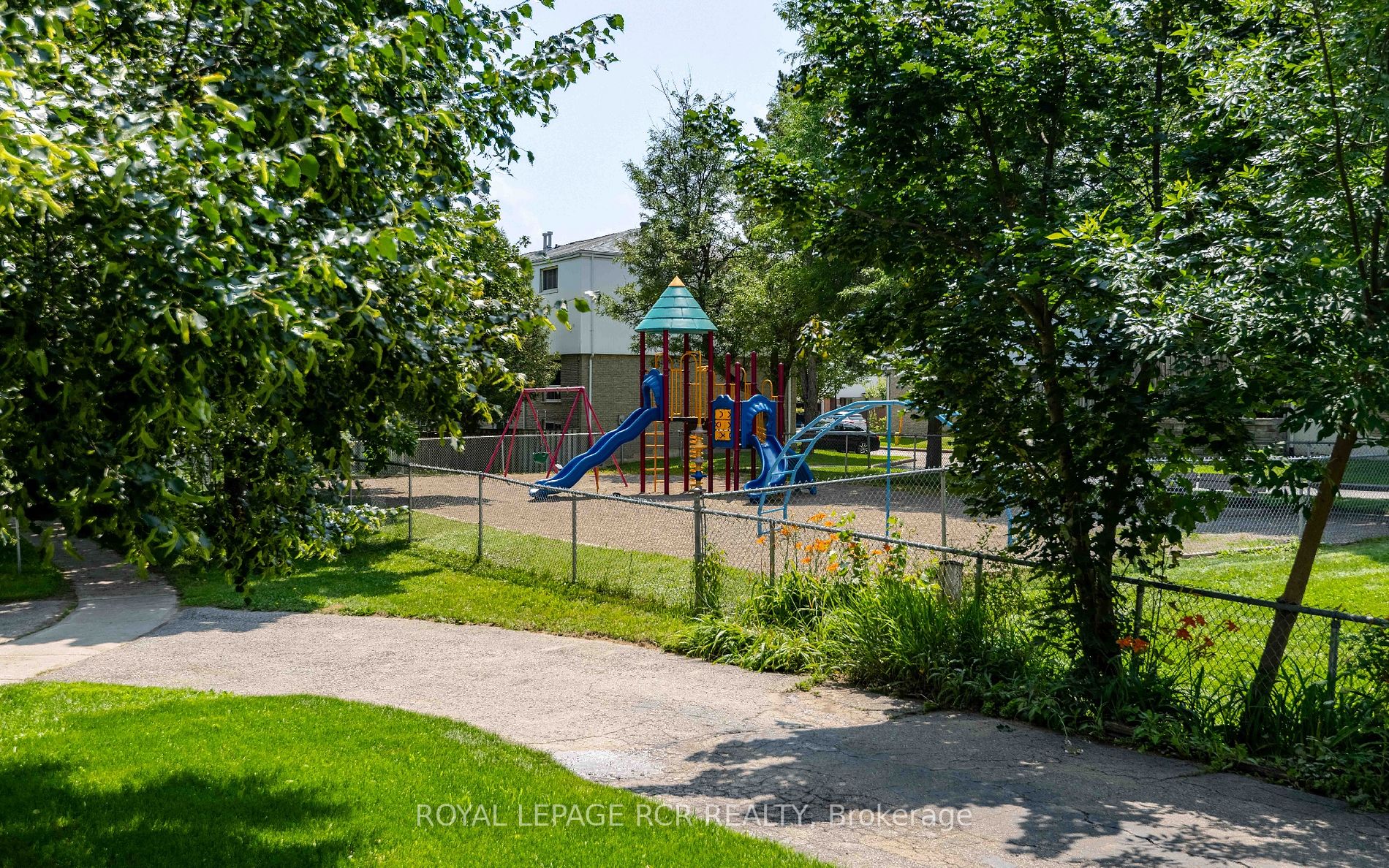 502 Pineview Gardens