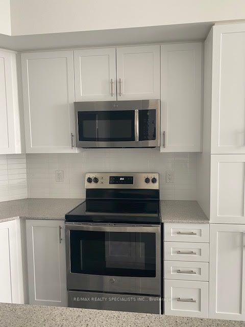550 North Service Rd, #904