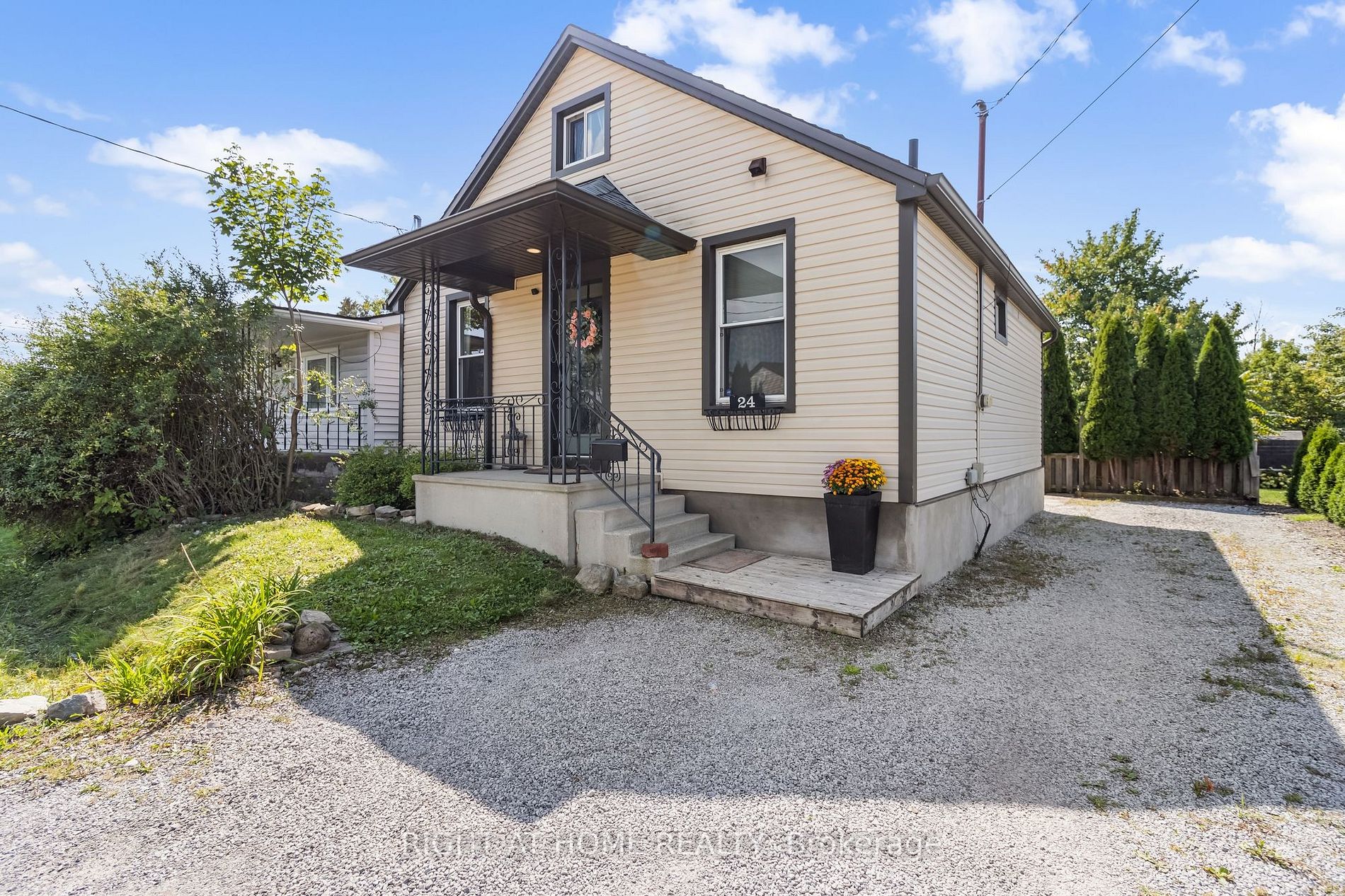 24 Inglewood Dr