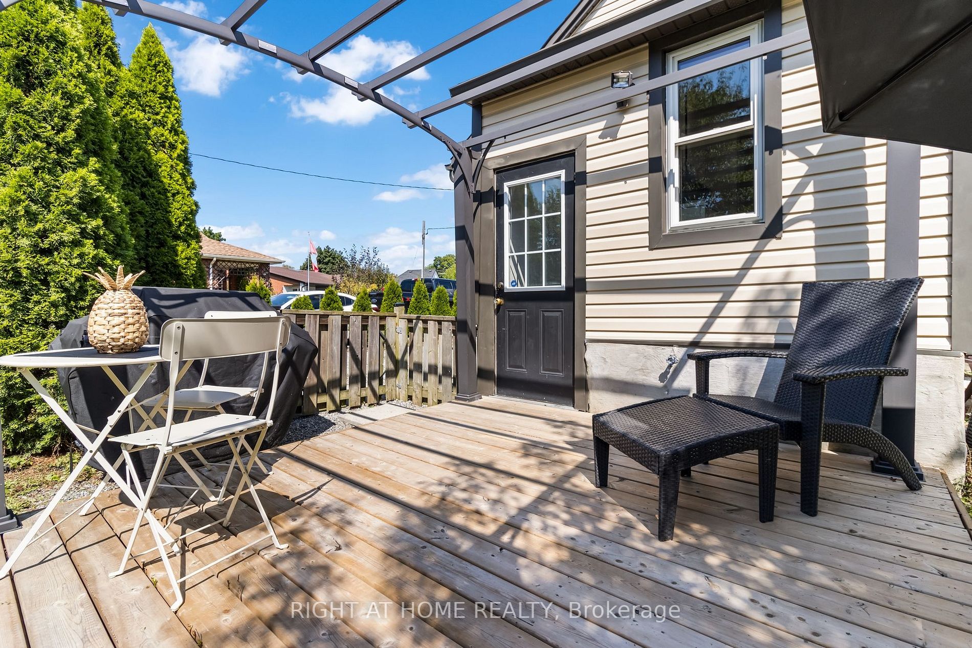 24 Inglewood Dr