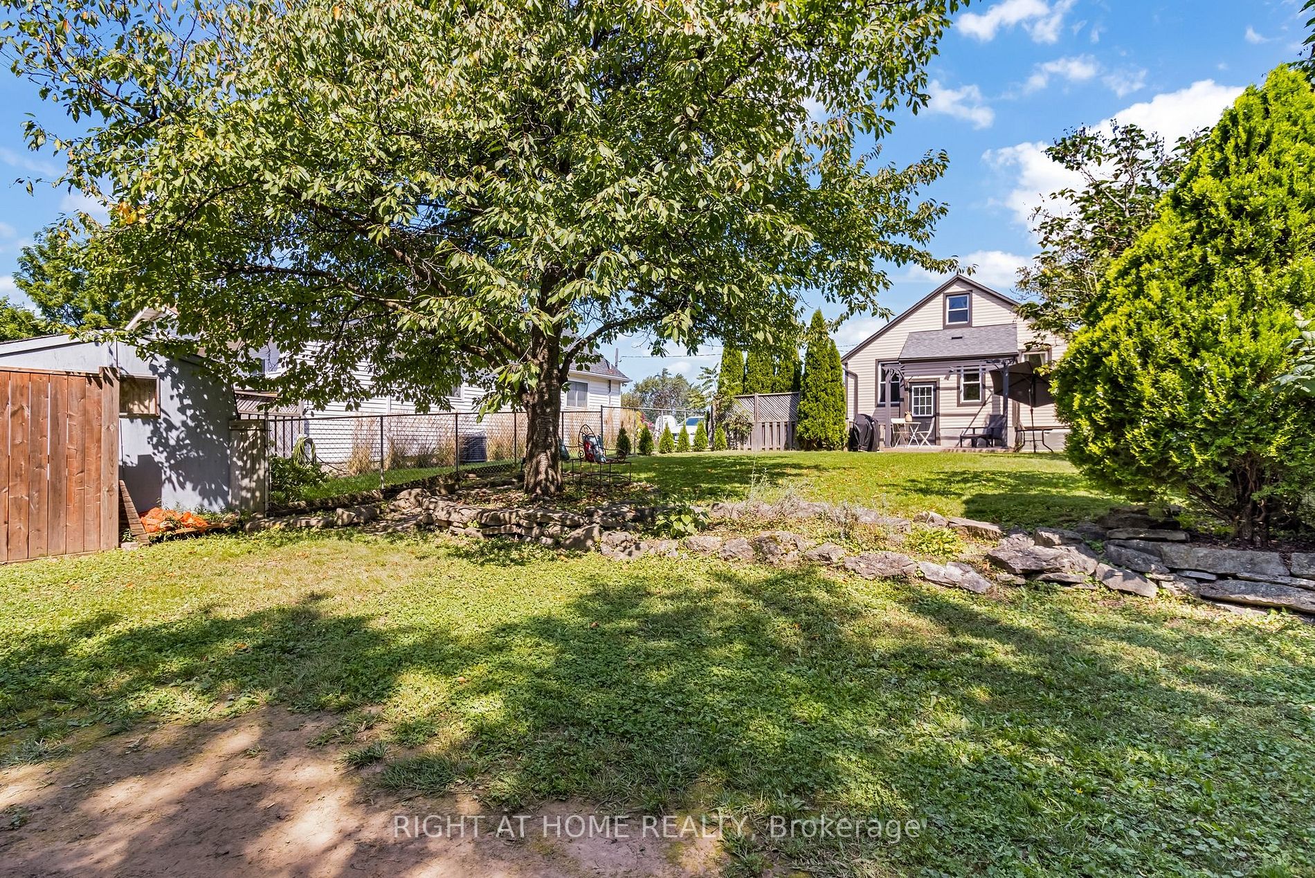 24 Inglewood Dr