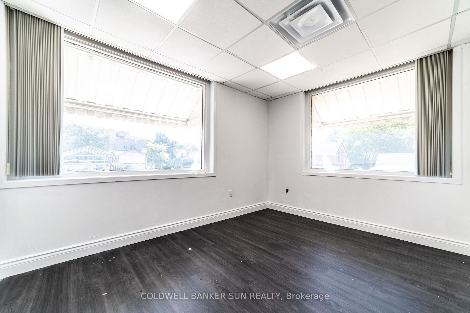 290 Dundas St