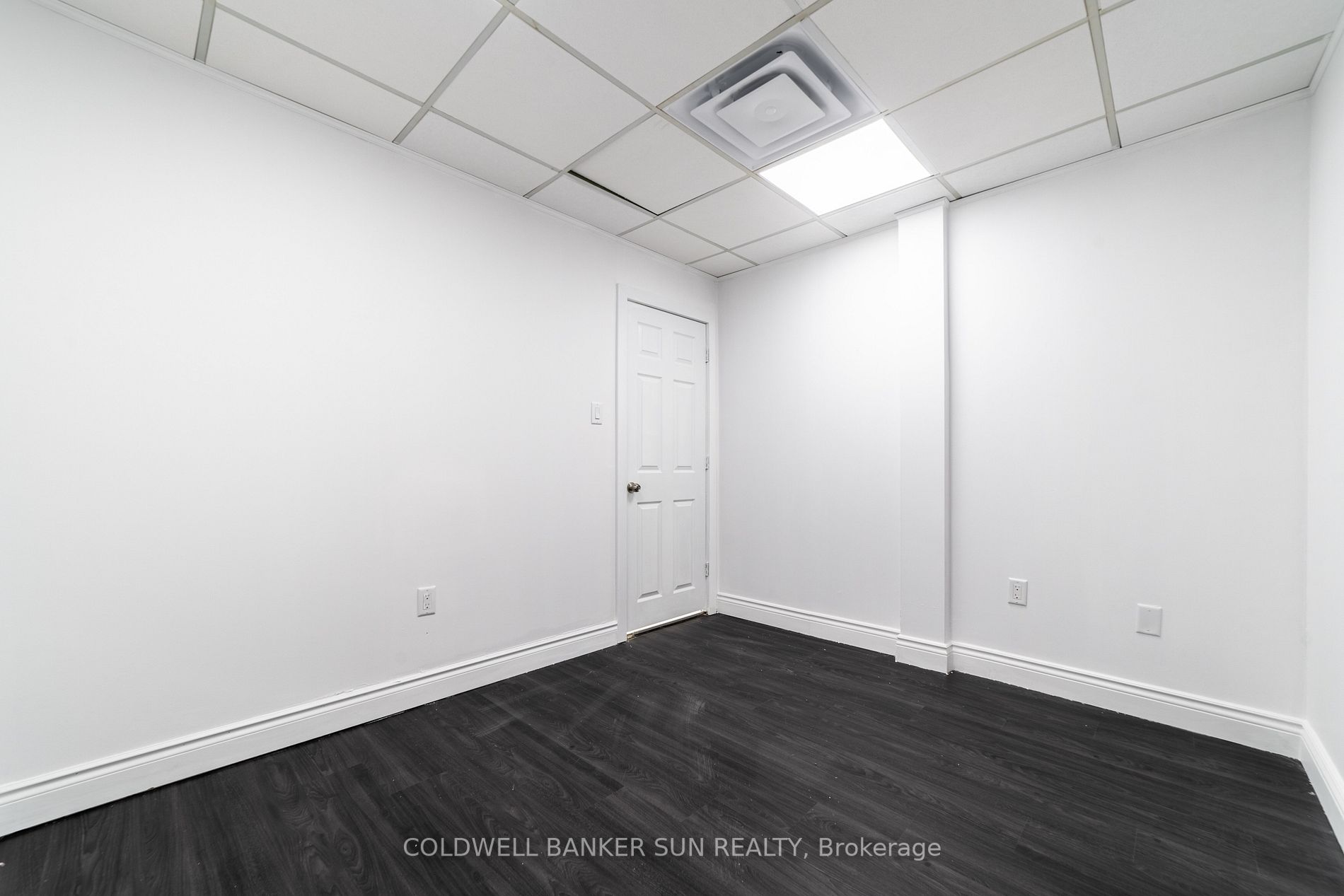 290 Dundas St