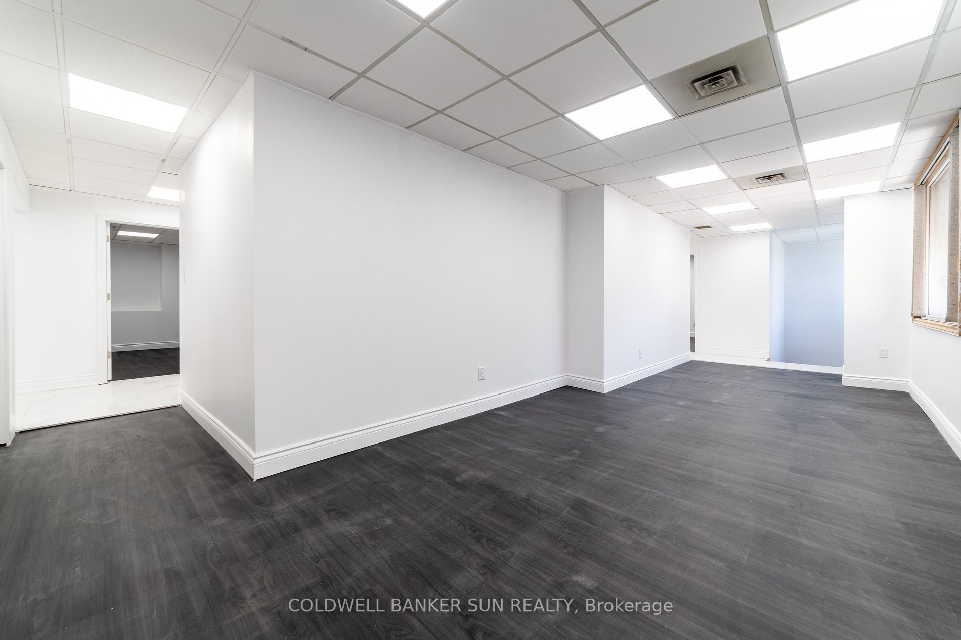 290 Dundas St