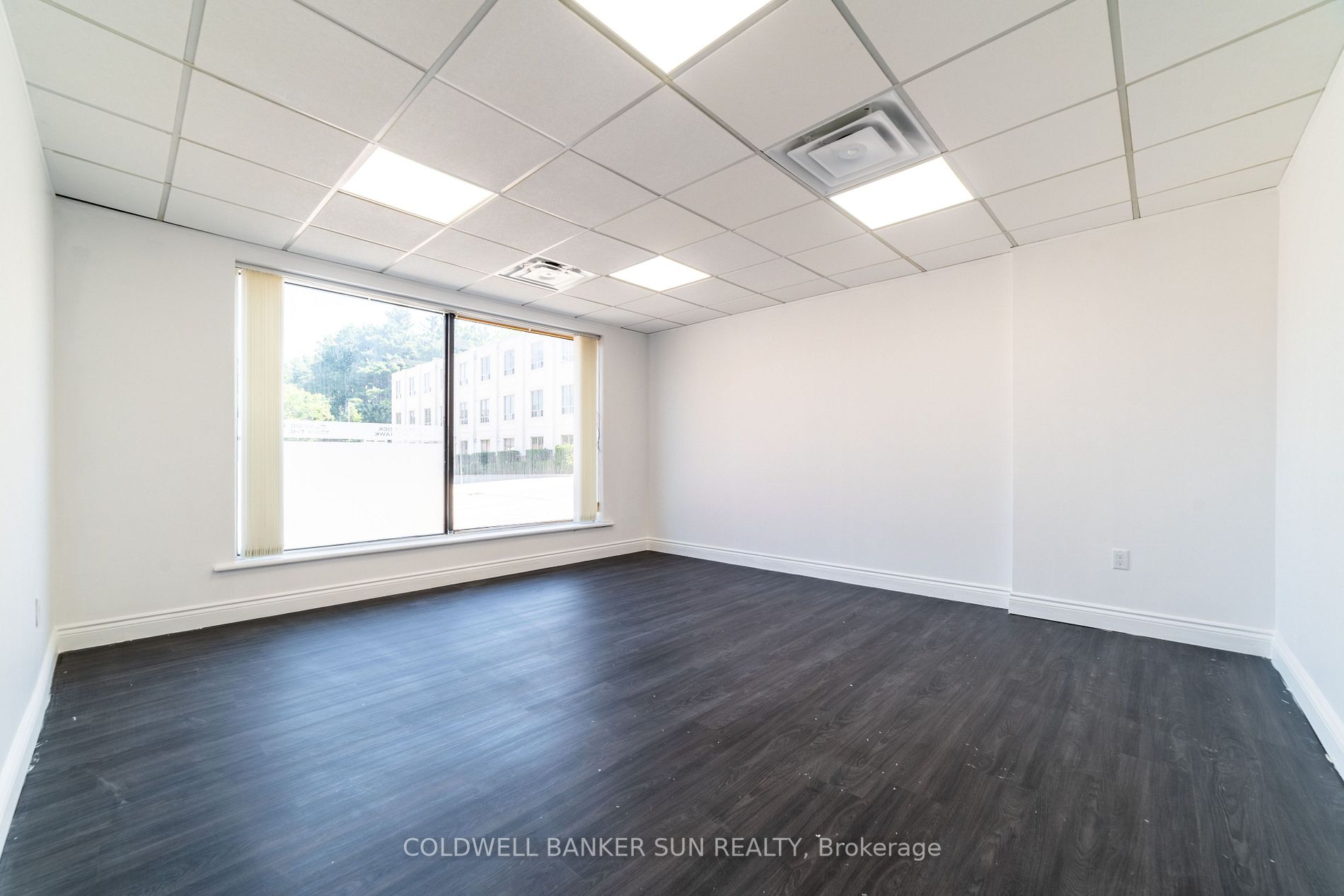 290 Dundas St