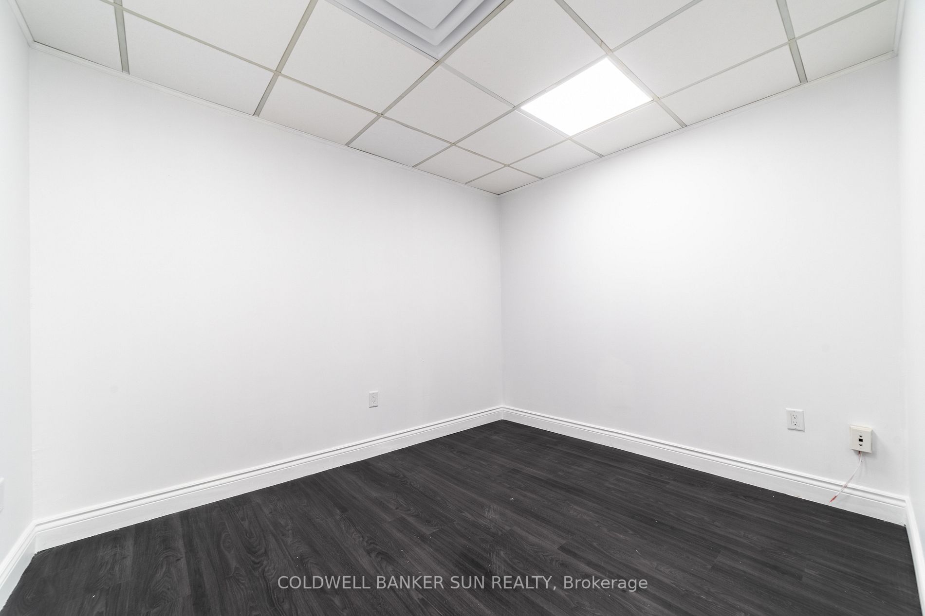 290 Dundas St