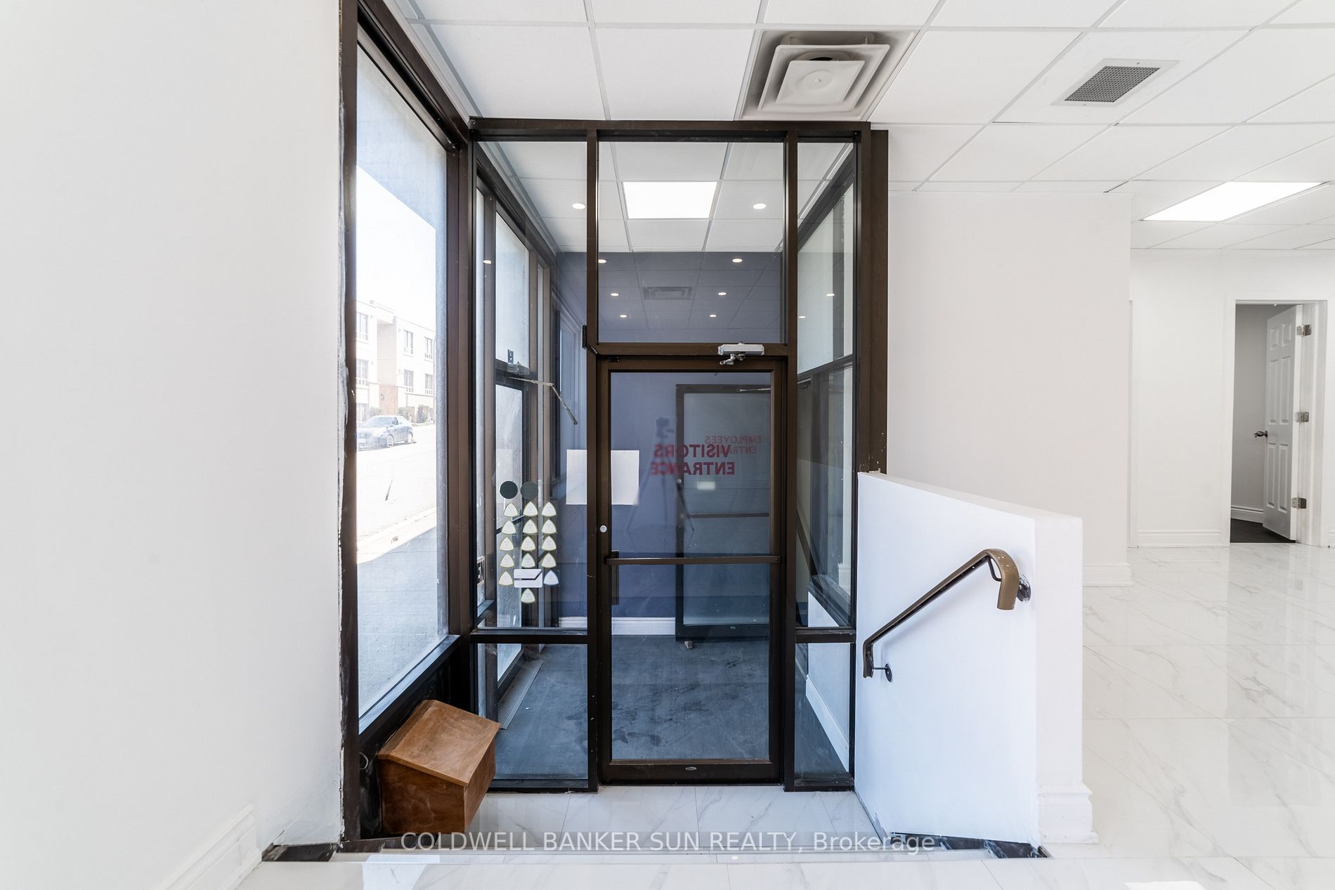 290 Dundas St