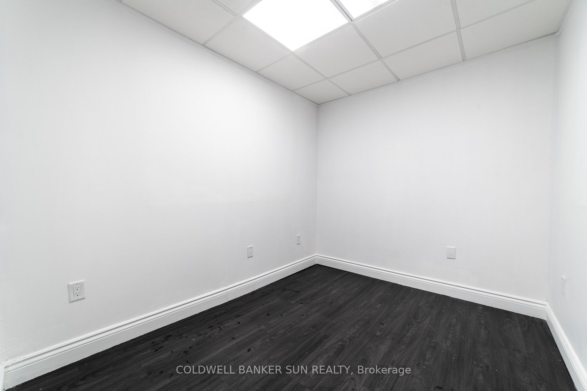 290 Dundas St