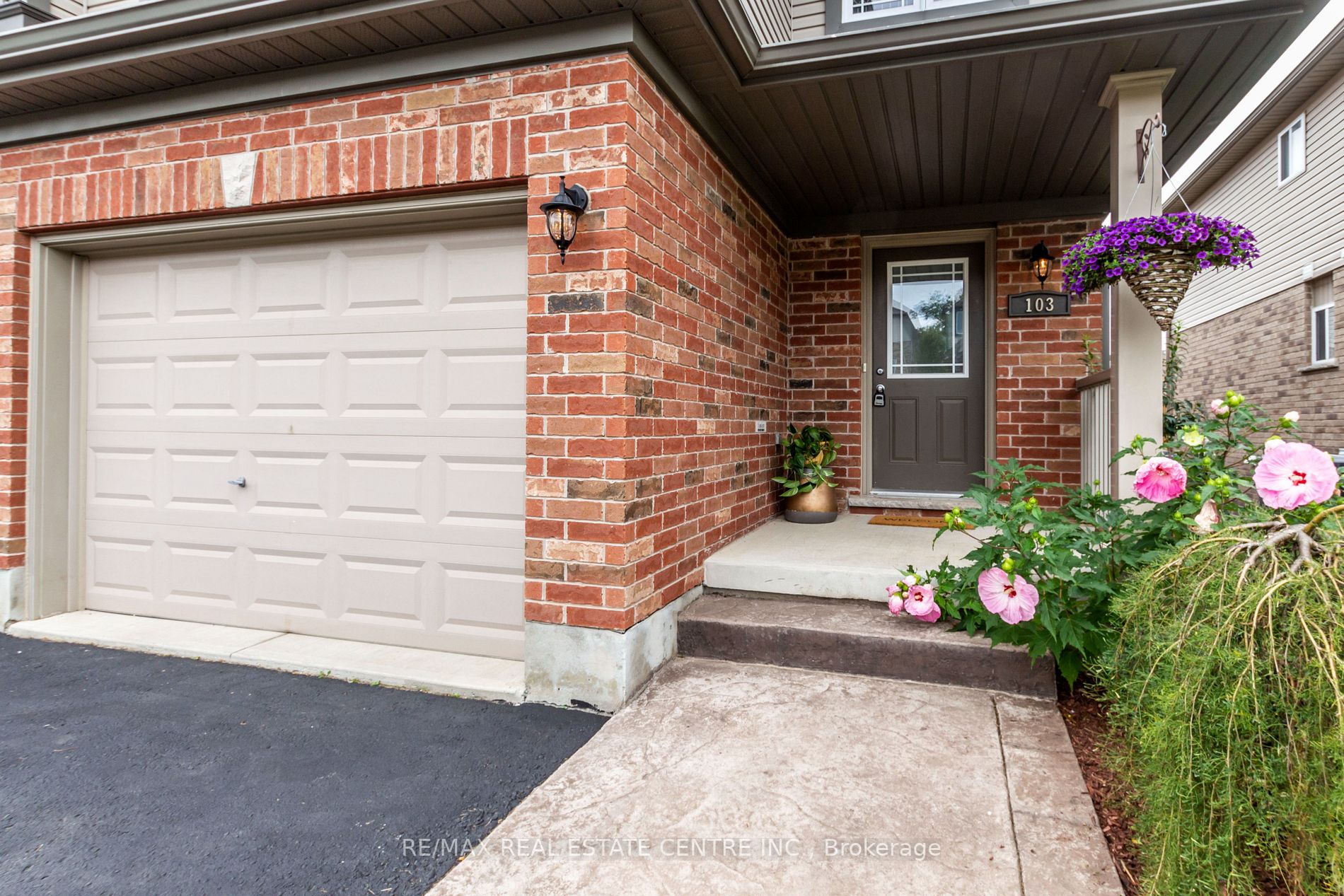 103 Oakes Cres