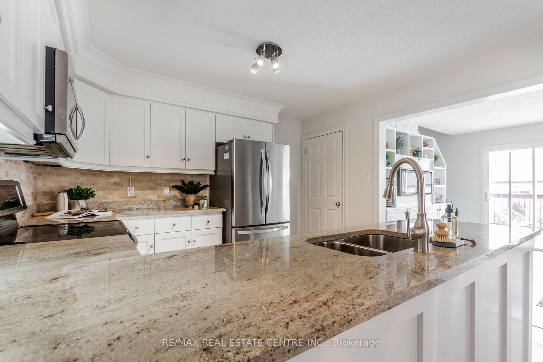 103 Oakes Crescent