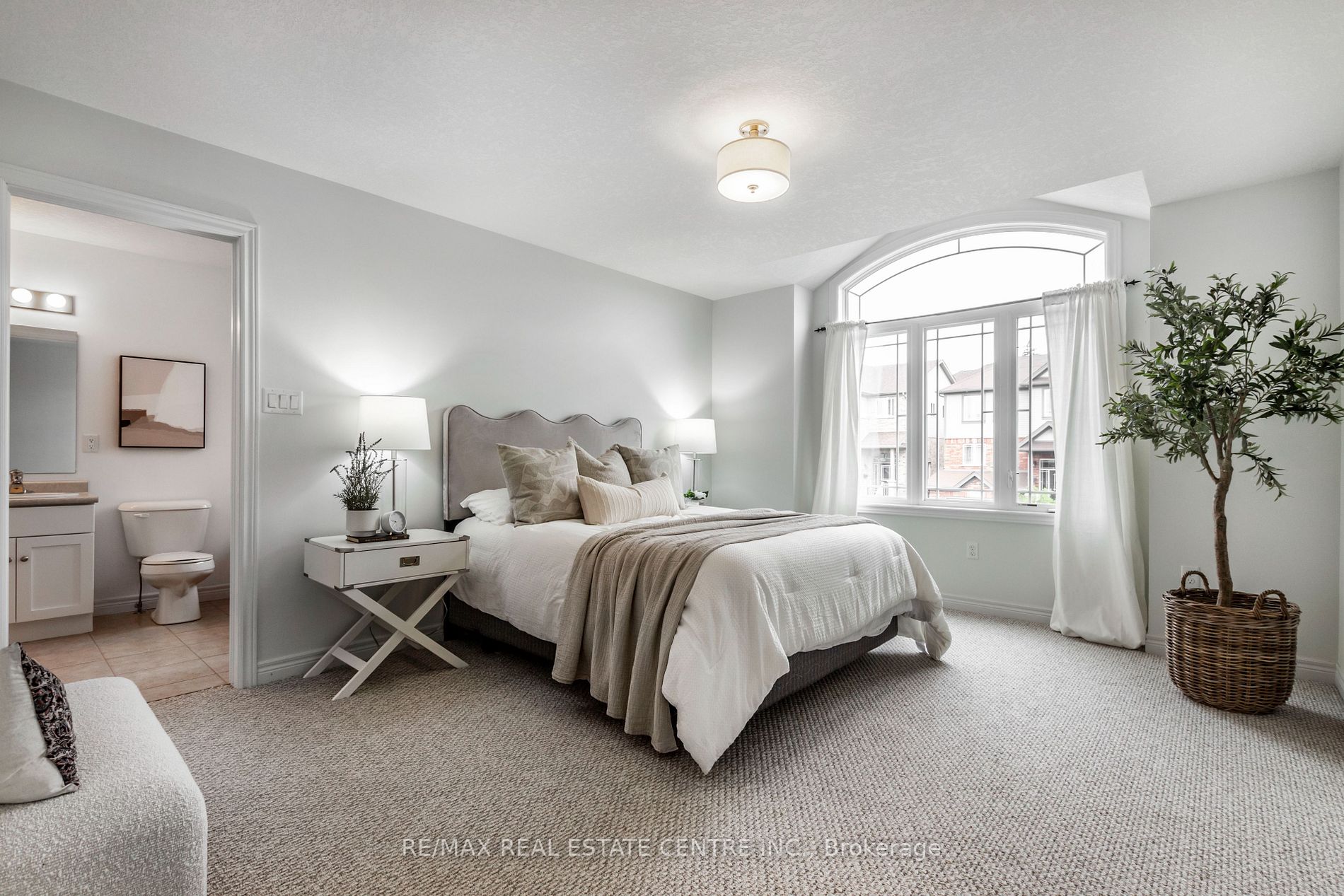 103 Oakes Crescent