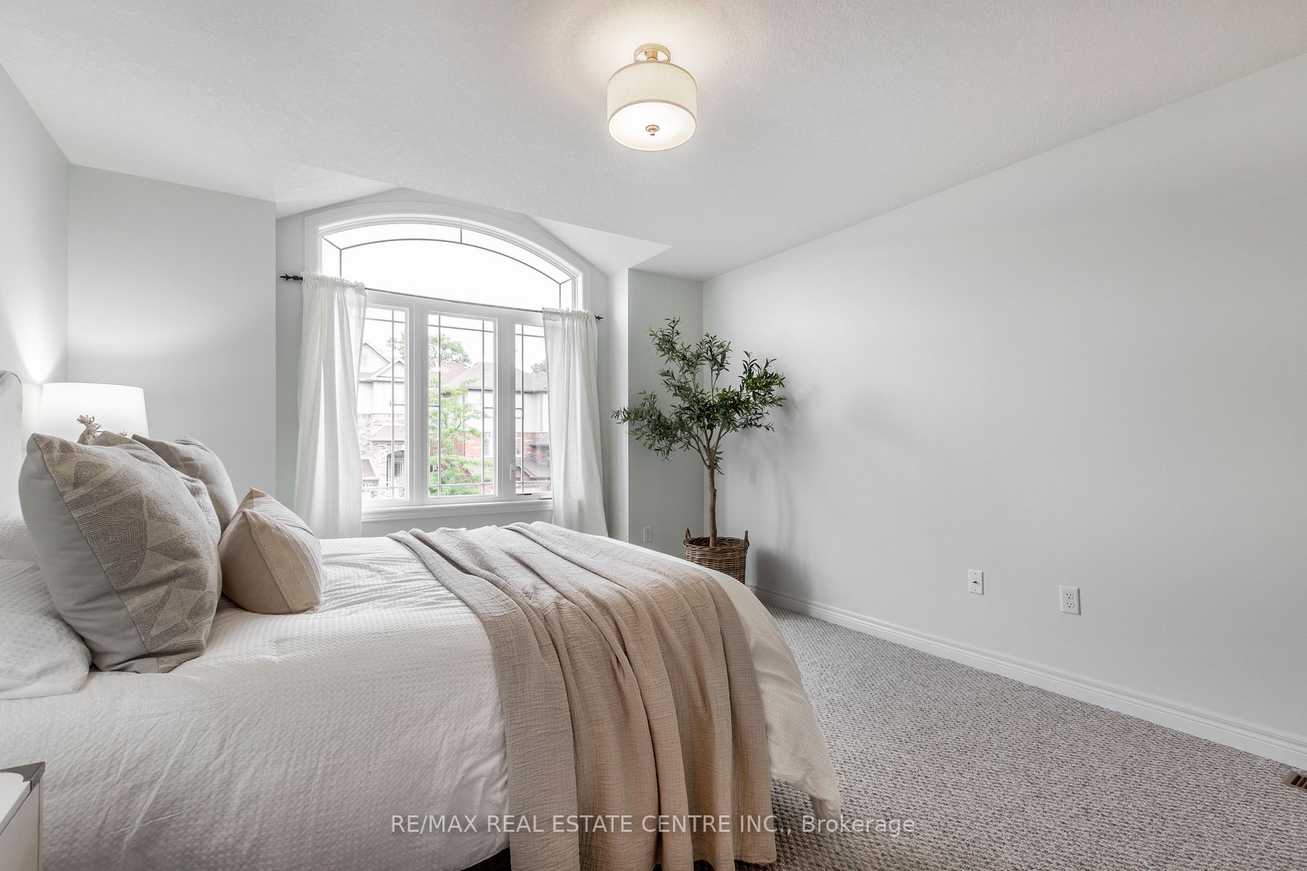 103 Oakes Crescent