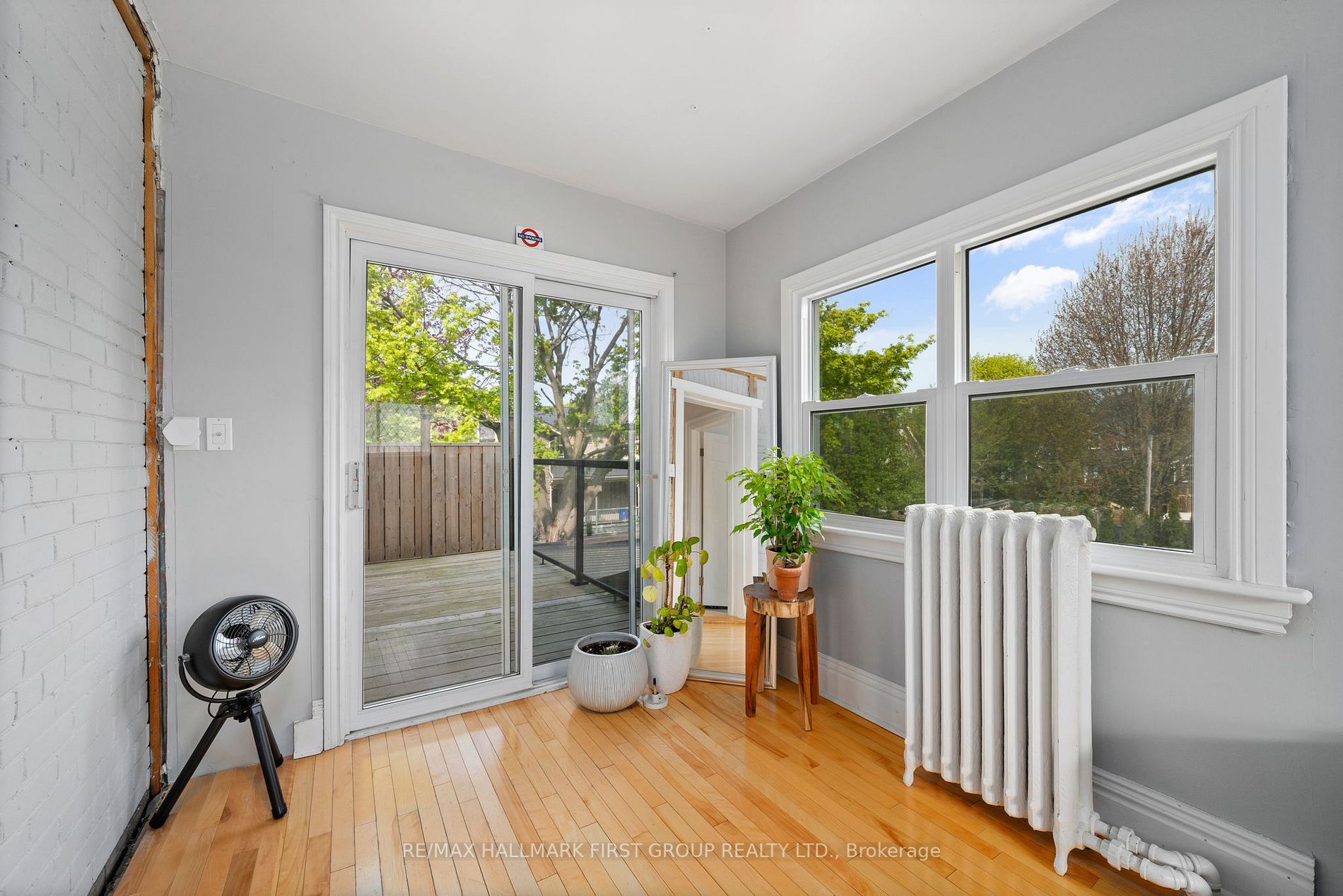 174 King St W