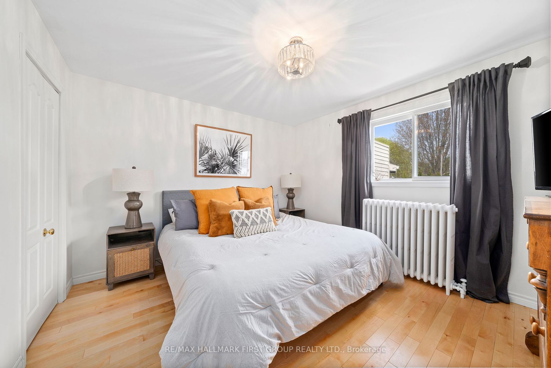 174 King St W