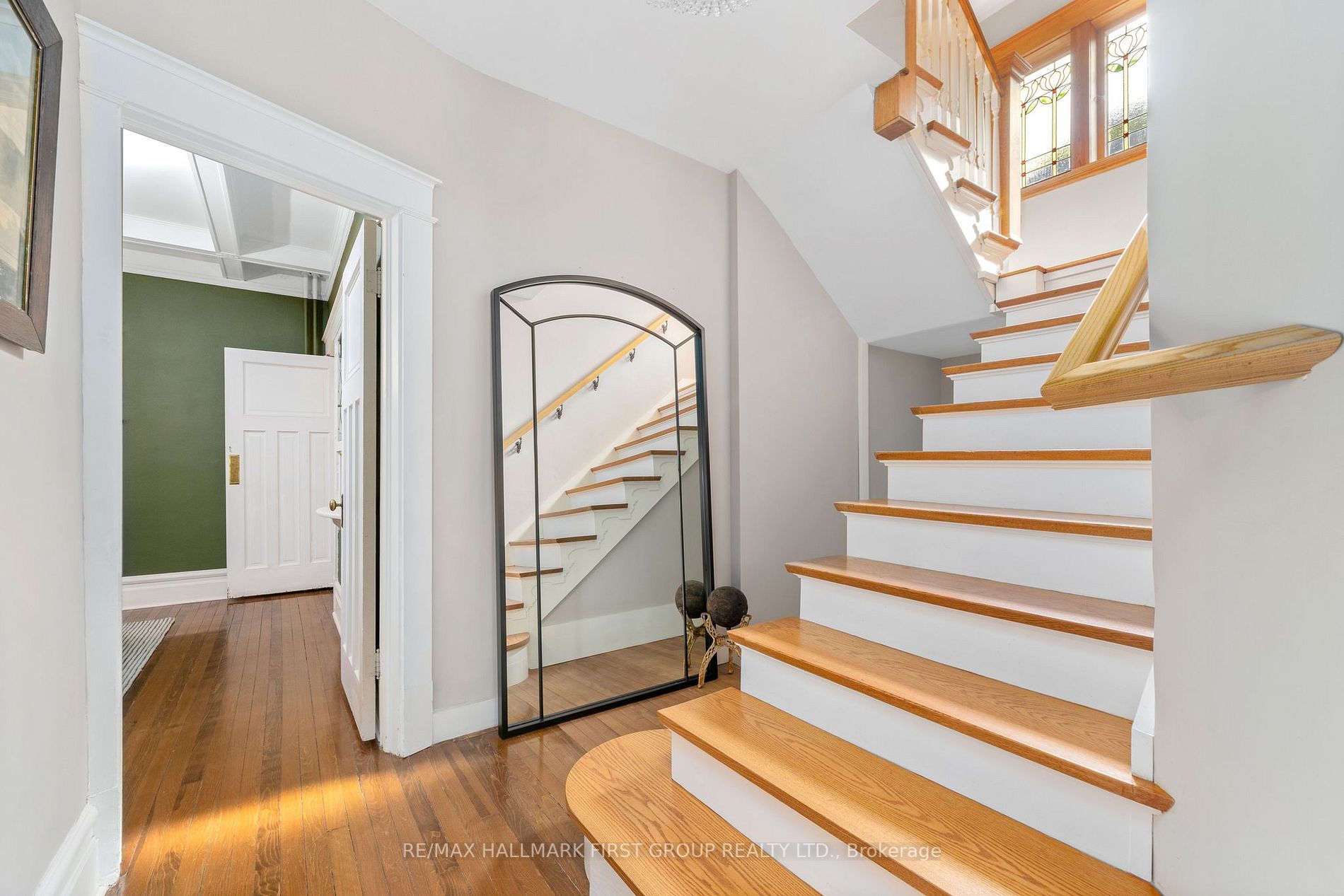 174 King St W