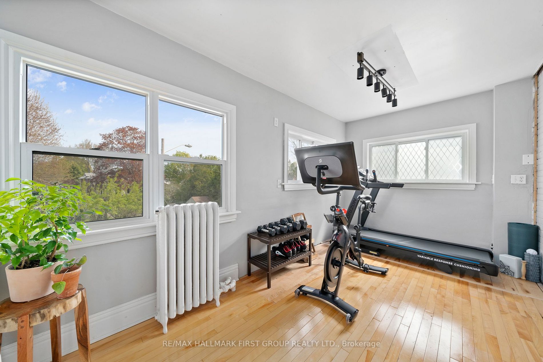 174 King St W
