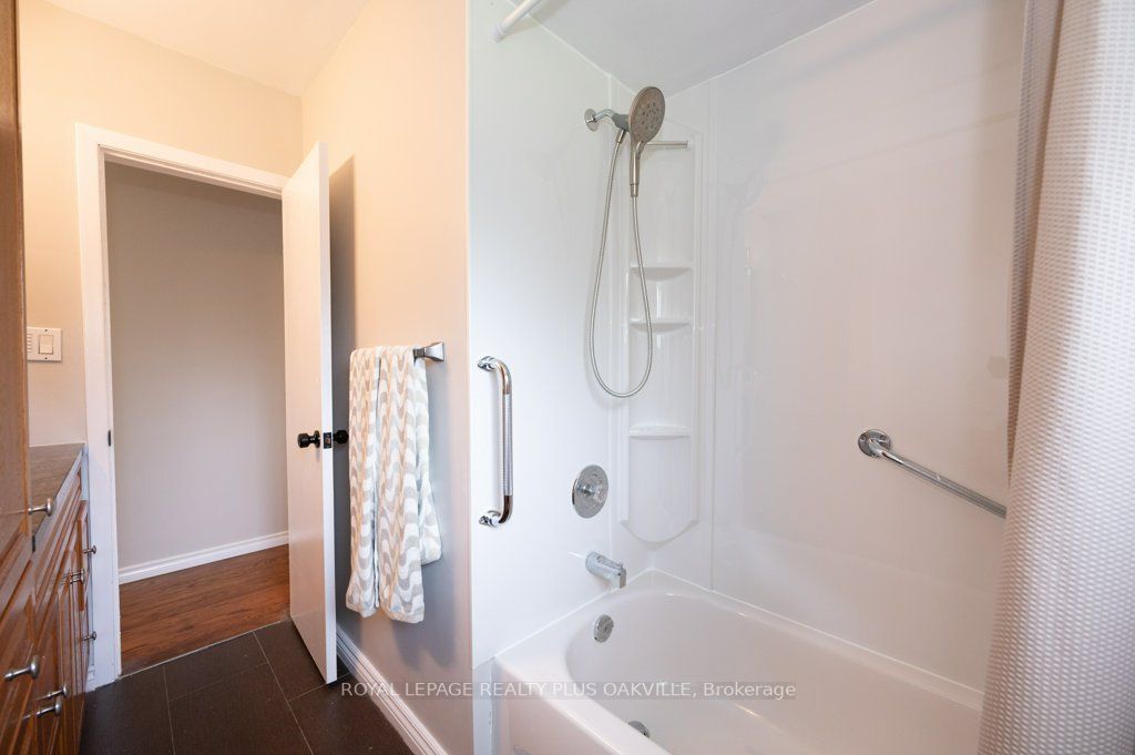 11 Viking Dr