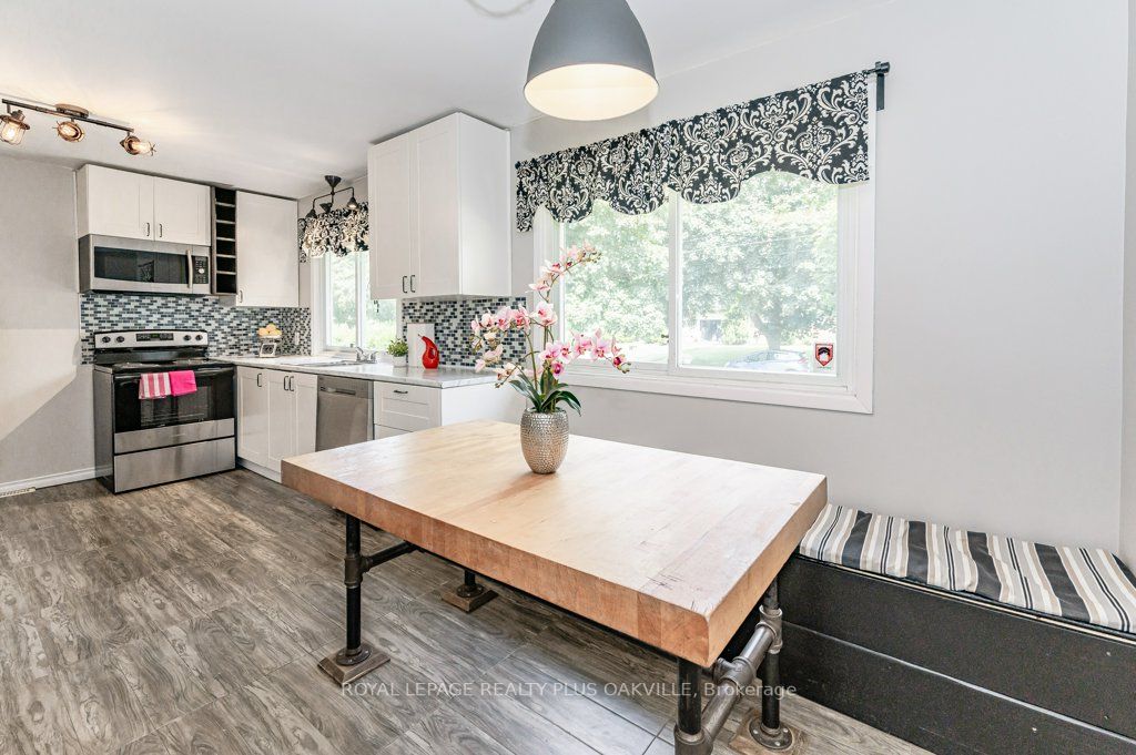 11 Viking Dr