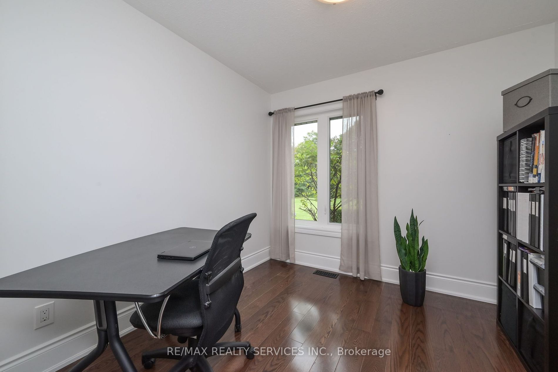 9342 Sideroad 9