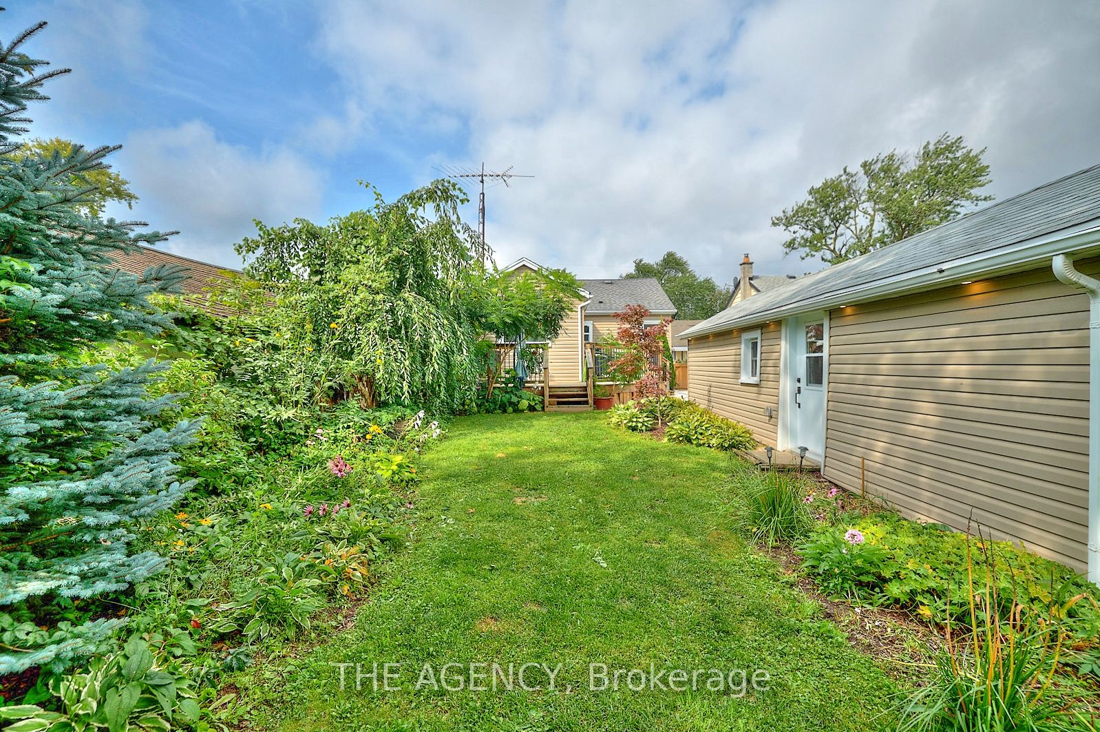 24 Keele St