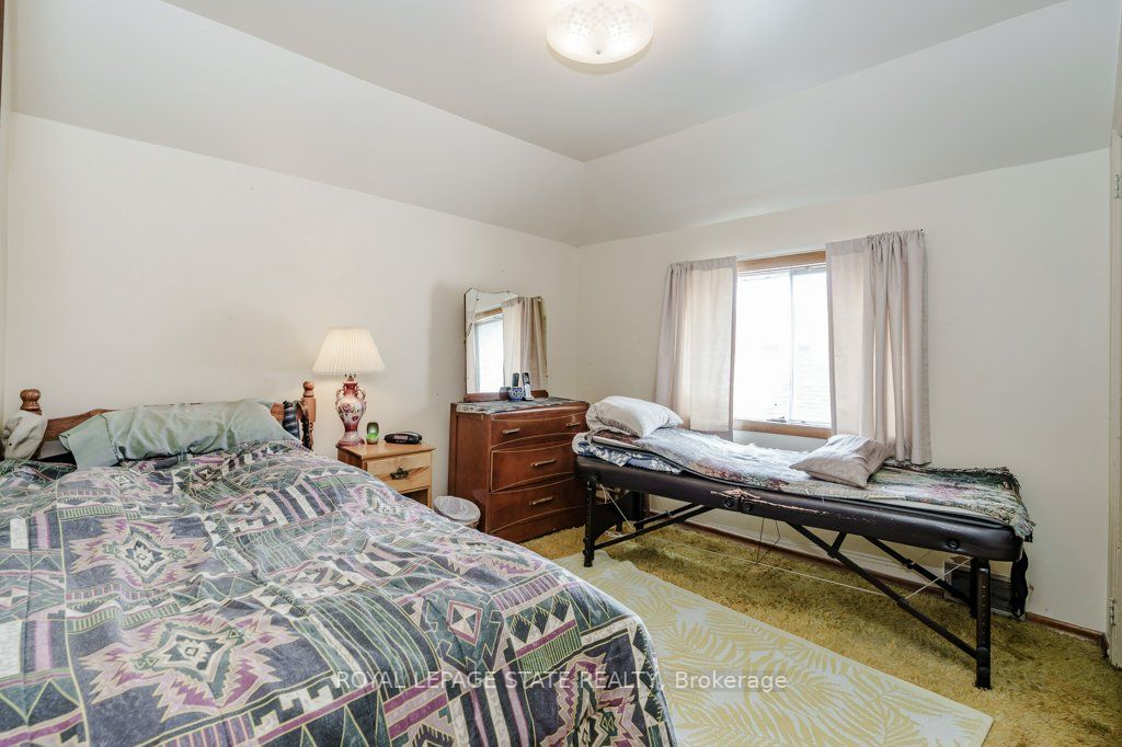381-383 MacNab Street N
