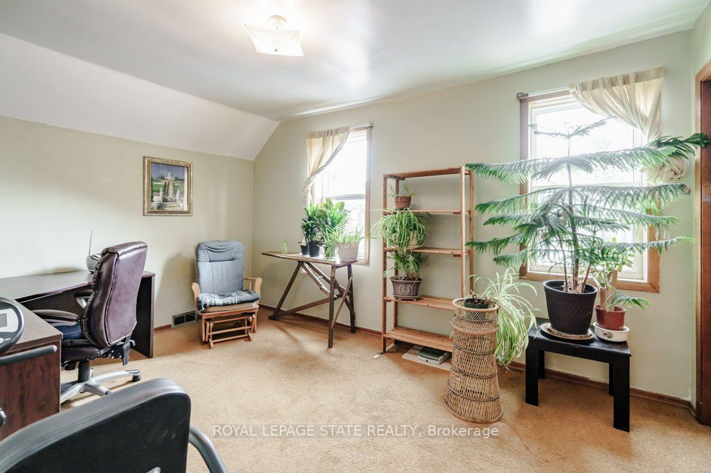 381-383 MacNab Street N