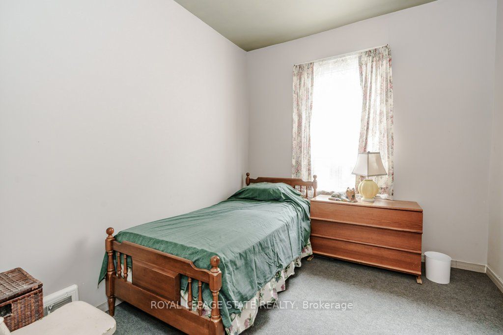 381-383 MacNab Street N