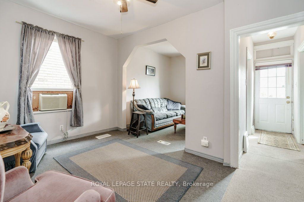 381-383 MacNab Street N
