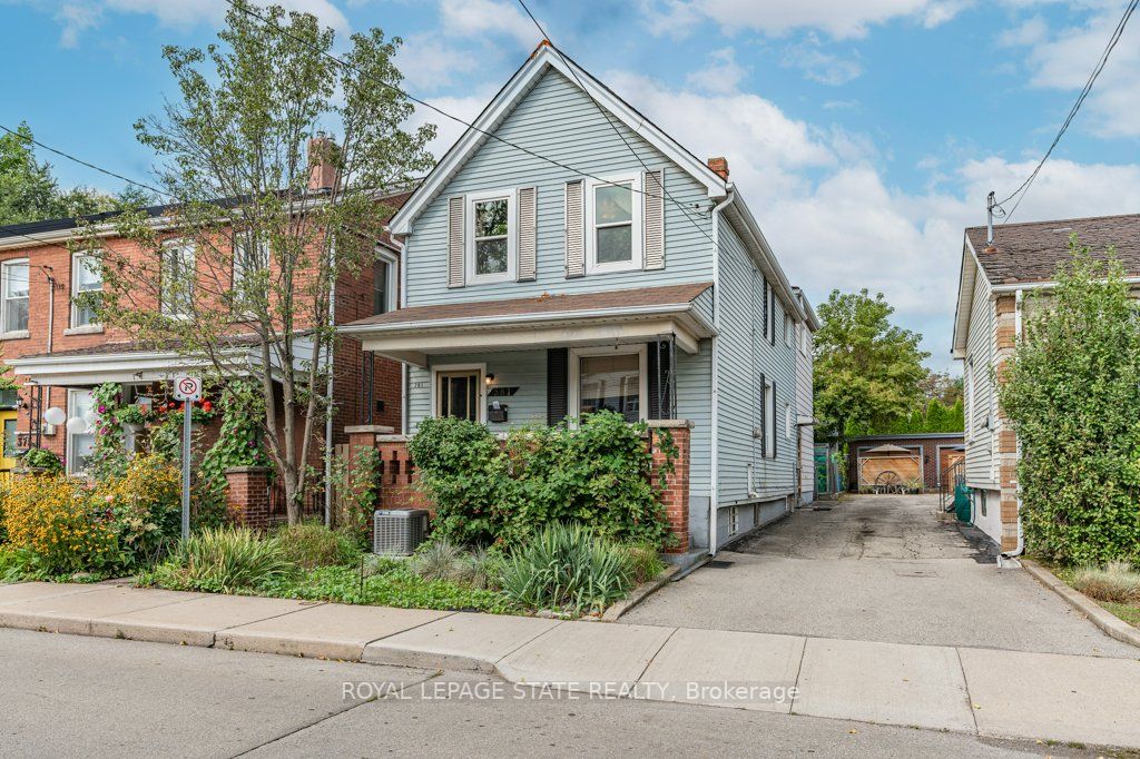 381-383 MacNab Street N